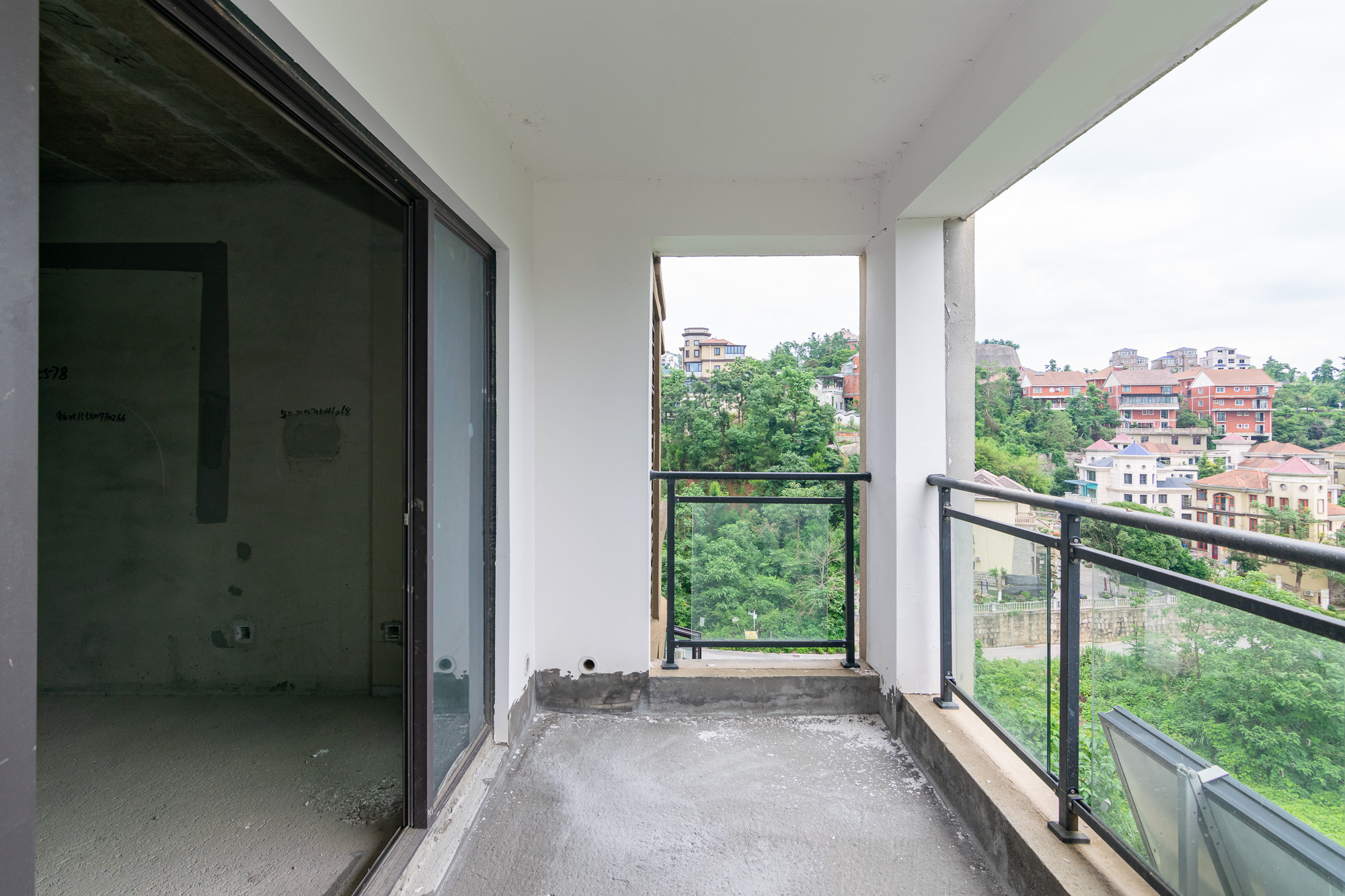 润和谷山郡(悦禧山庄水榭花都) 3室2厅2卫 107.0万 润和谷山郡(悦禧山庄水榭花都) 3室2厅2卫 107.0万阳台