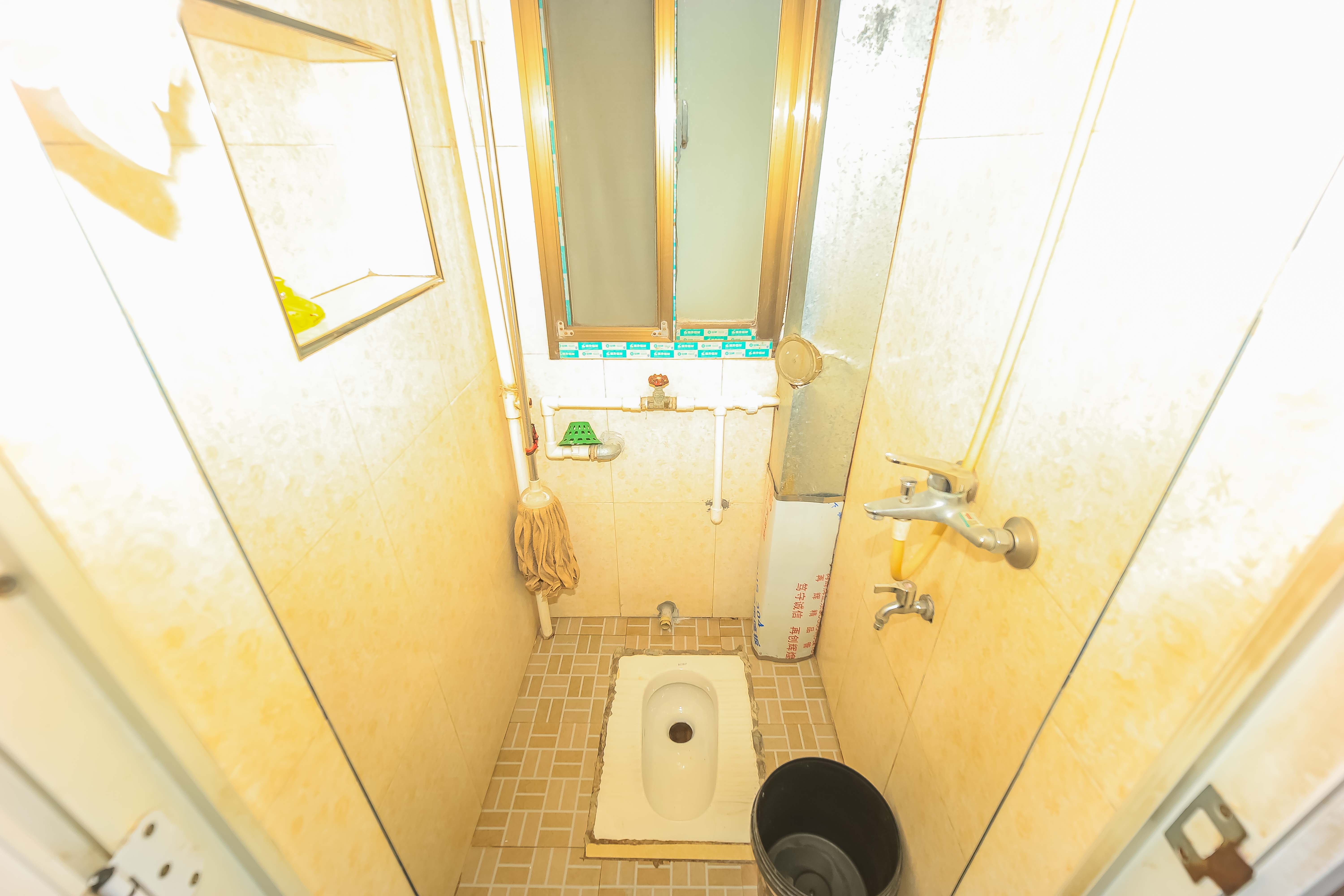 楚湘街一条巷散盘  3室1厅1卫   66.00万卫生间