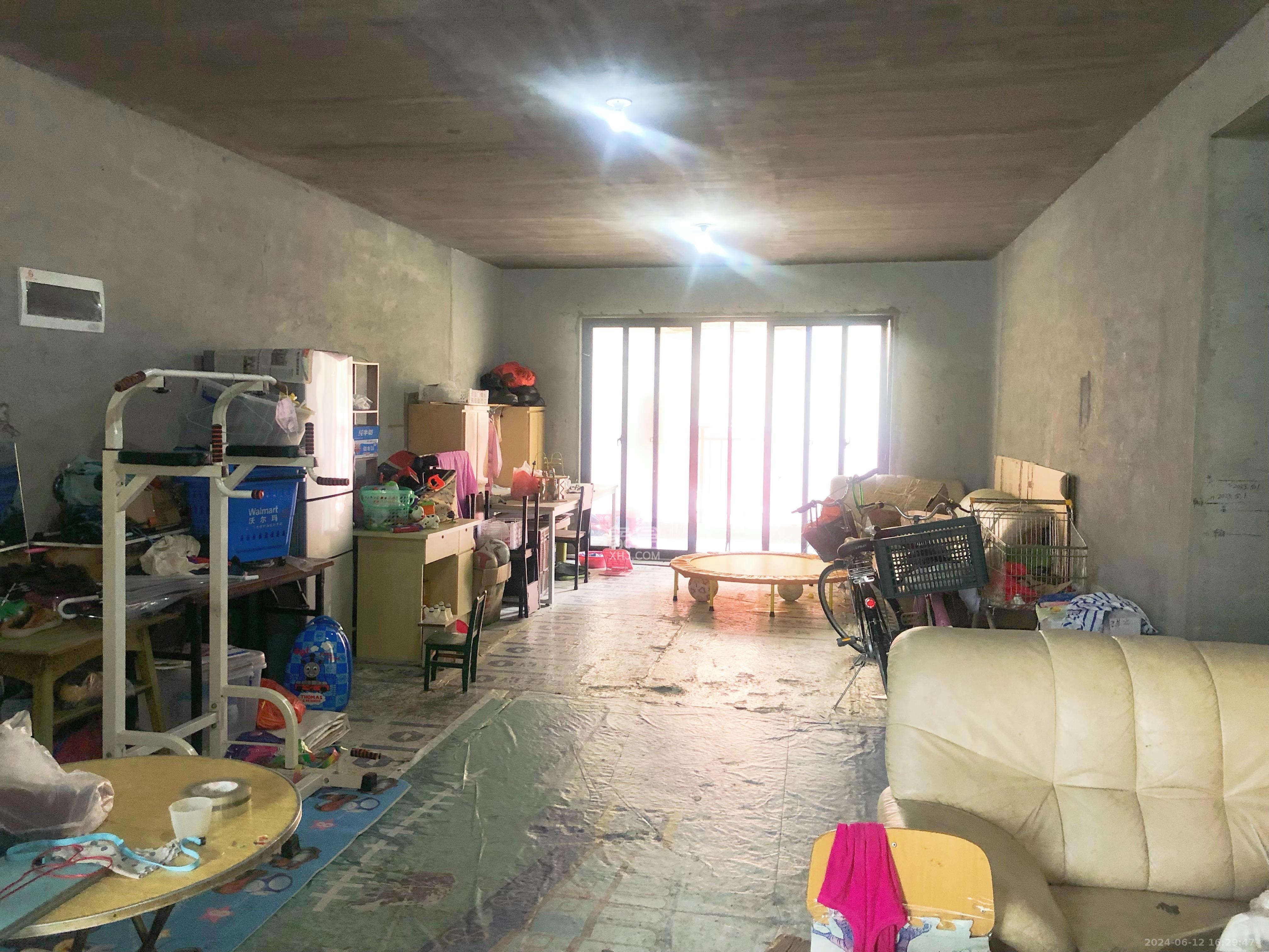 德润小区（丰升德润小区）  4室2厅1卫   2000.00元/月室内图1