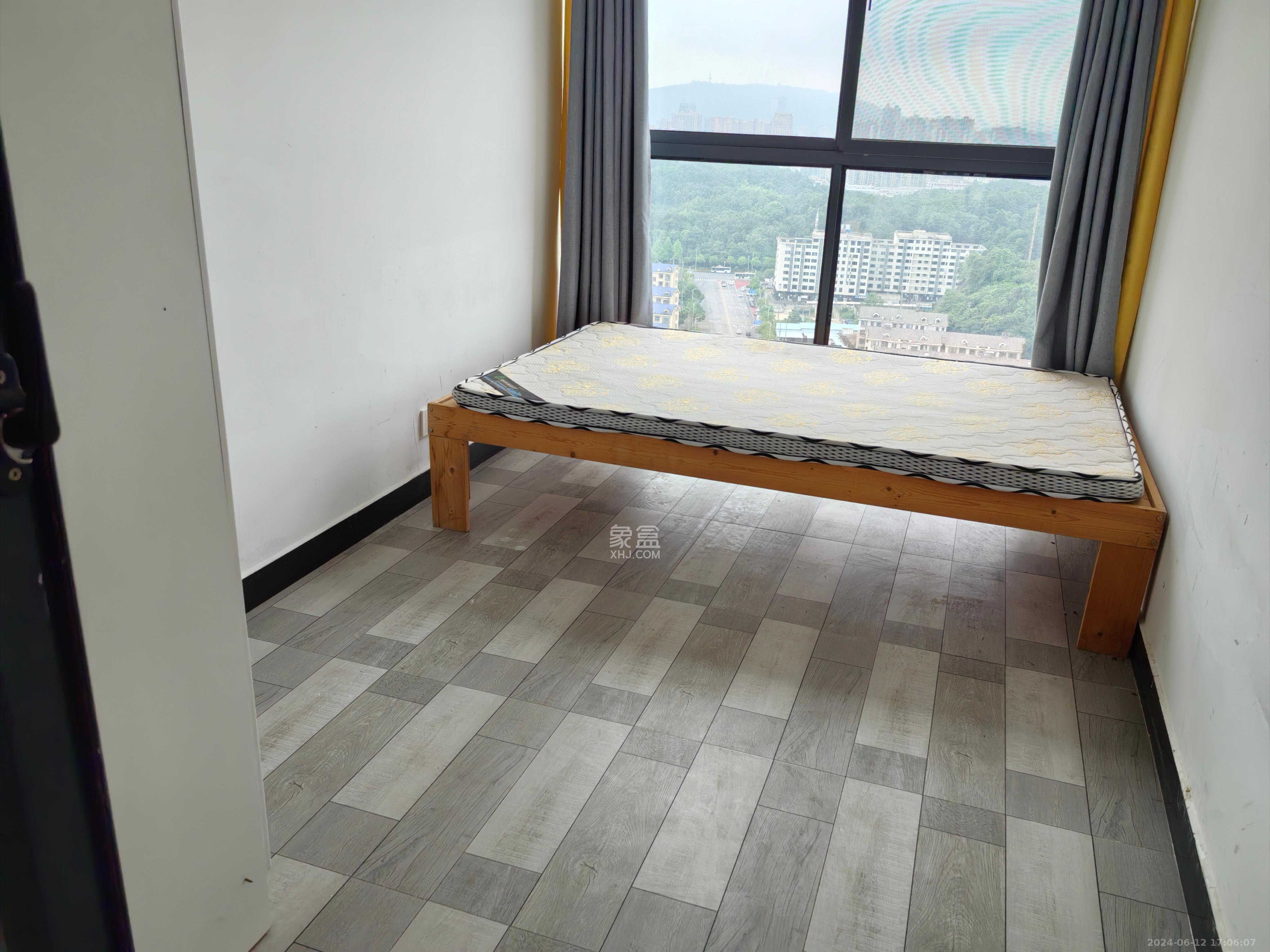 荣泰广场  4室2厅2卫    2800.0元/月室内图