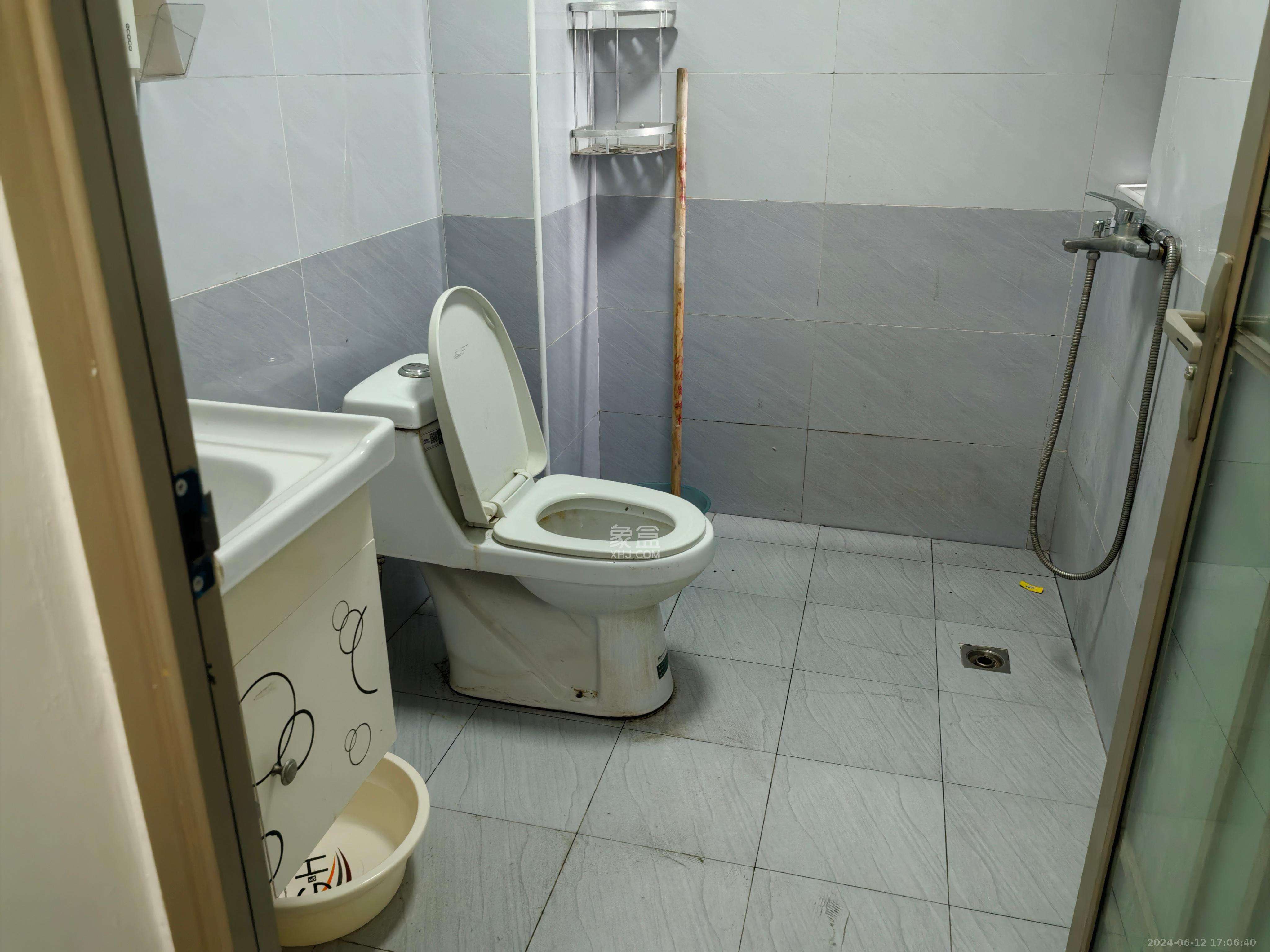 荣泰广场  4室2厅2卫    2800.0元/月室内图