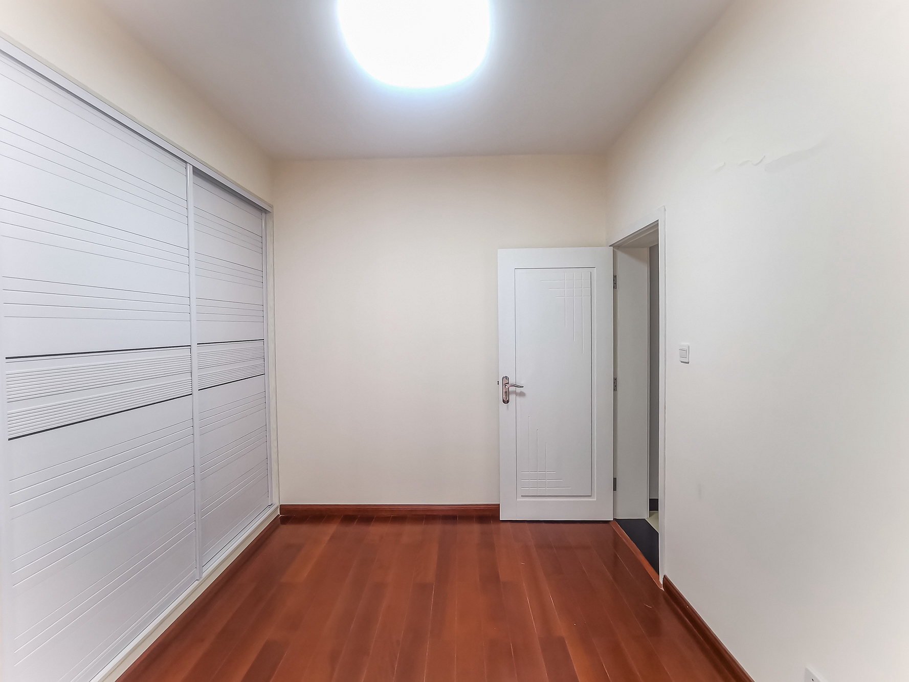 三一街区 3室2厅1卫 72.9万 三一街区 3室2厅1卫 72.9万卧室