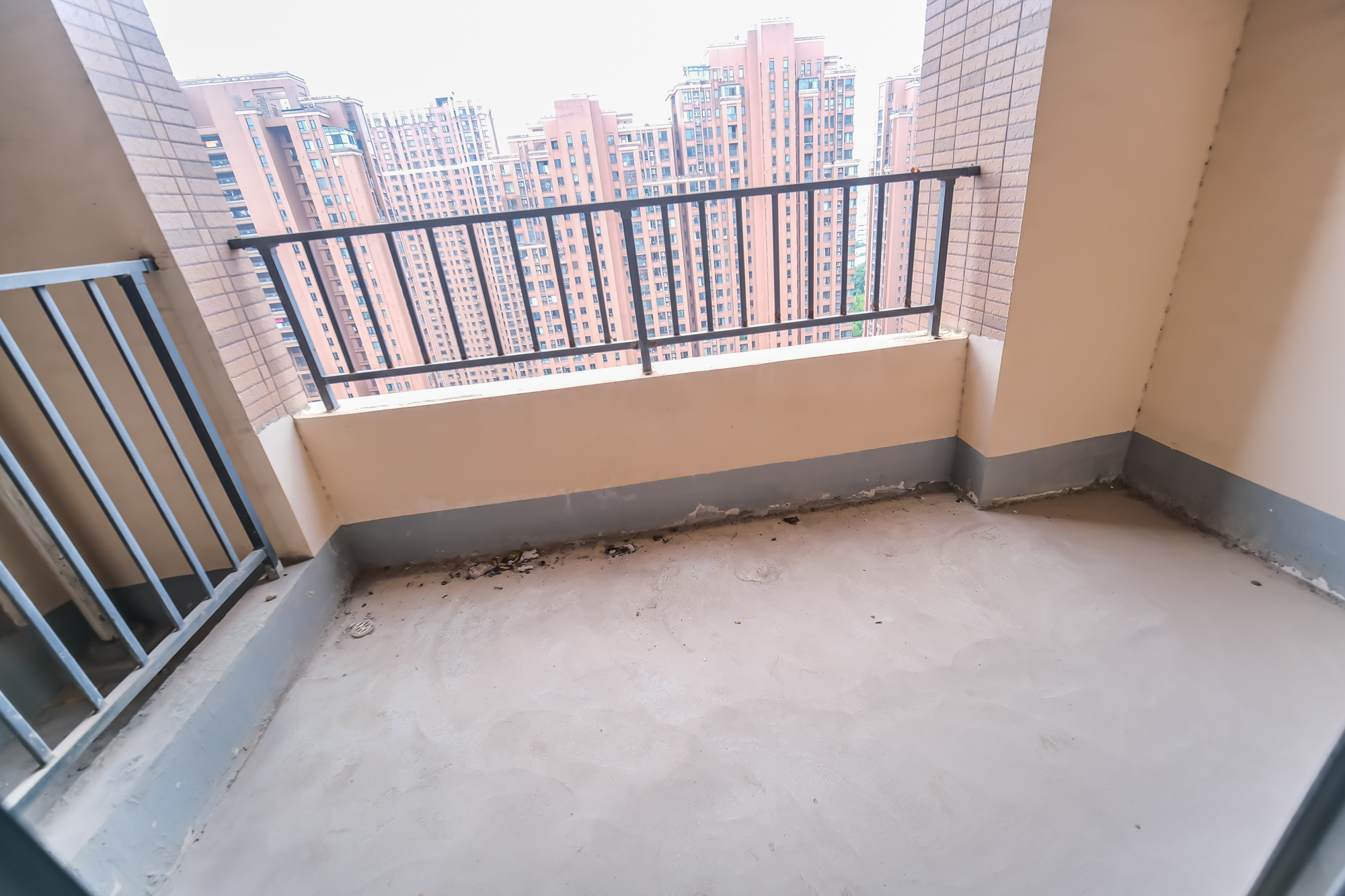 三一街区  5室2厅3卫    112.0万 三一街区  5室2厅3卫    112.0万阳台