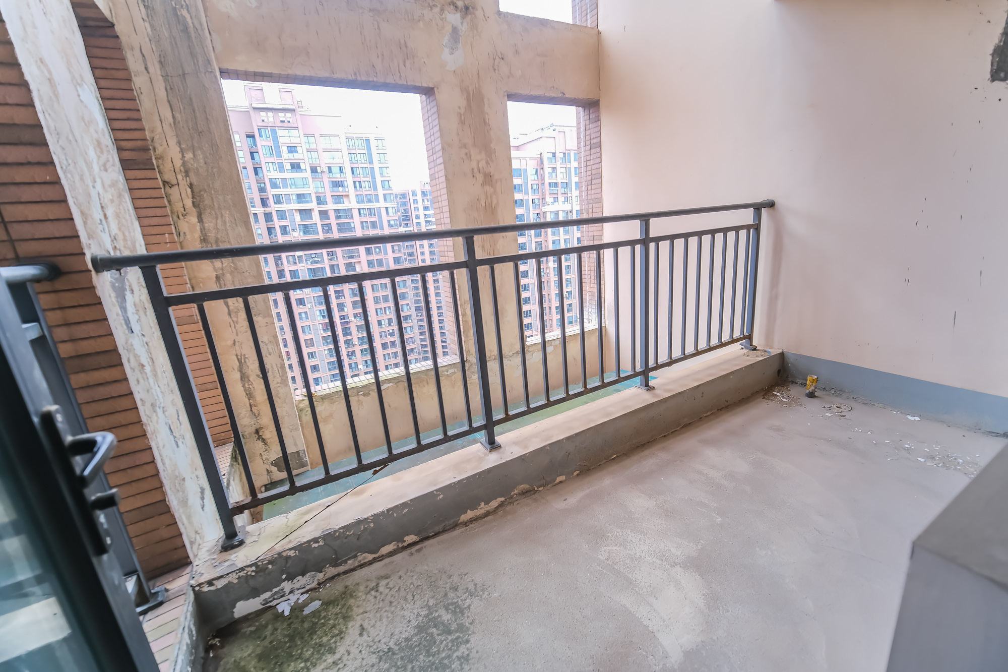 三一街区  5室2厅3卫    112.0万 三一街区  5室2厅3卫    112.0万阳台