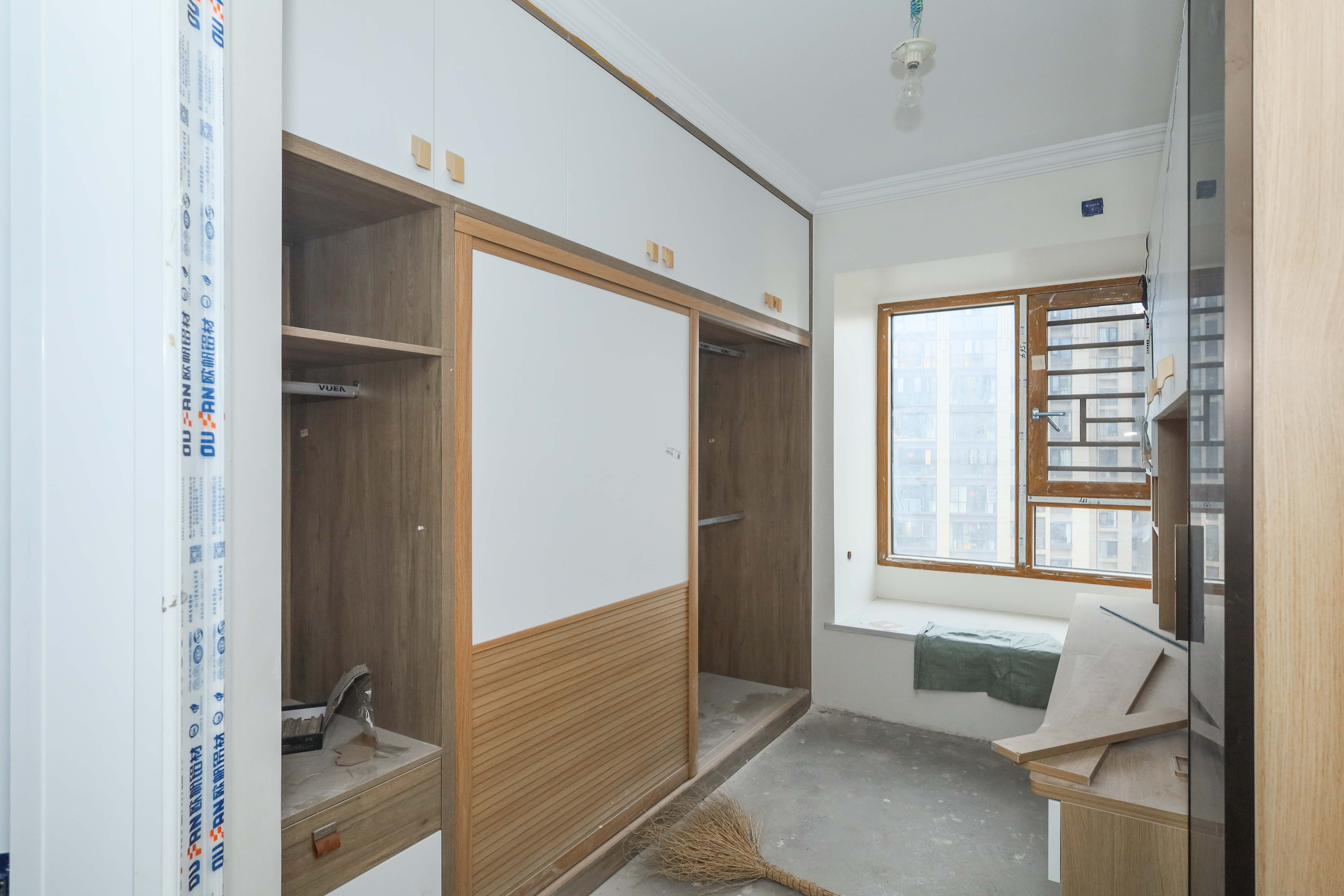 中国铁建梅溪青秀三期  4室2厅2卫   227.00万卧室