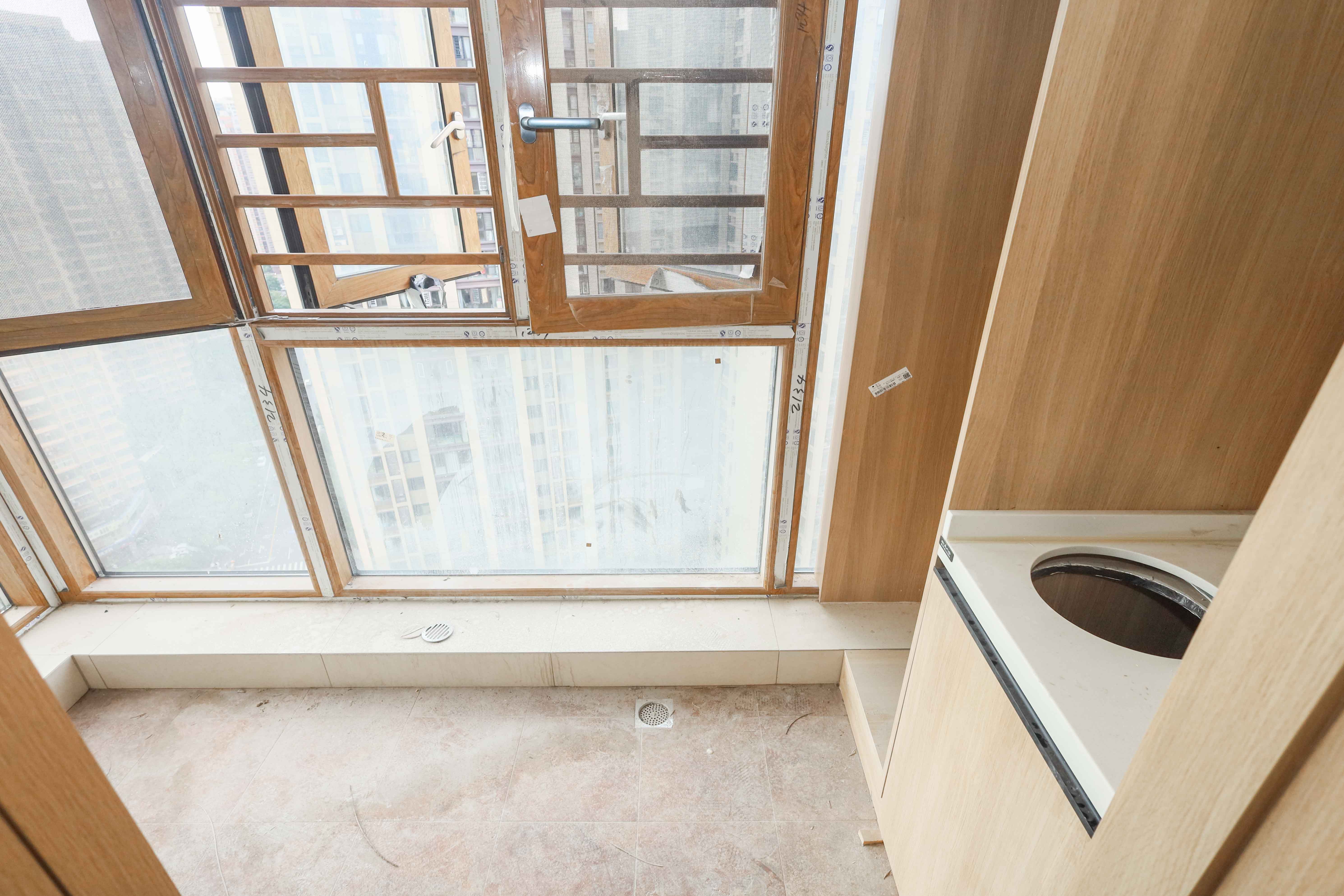 中国铁建梅溪青秀三期  4室2厅2卫   227.00万阳台