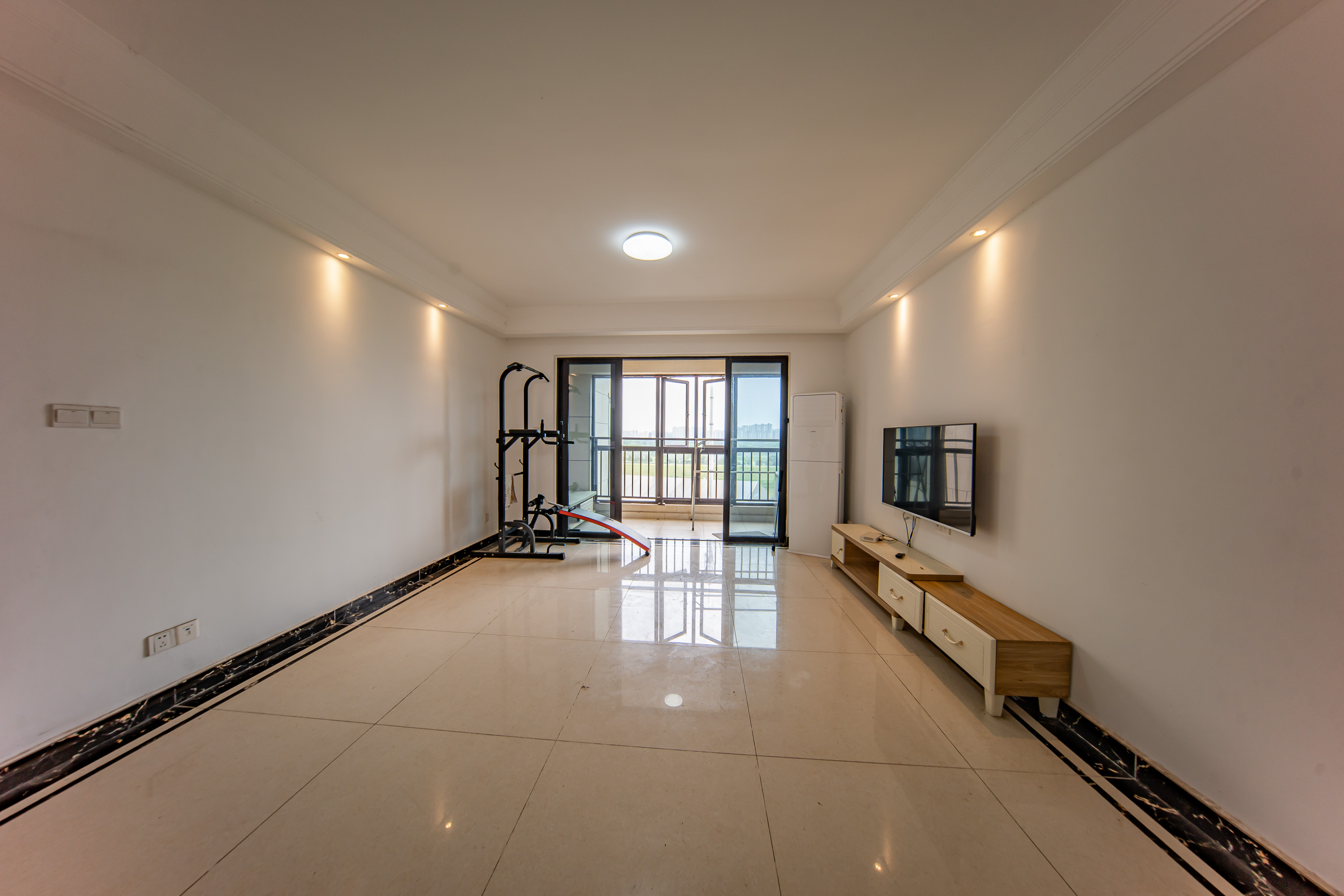 中海国际五期  4室2厅2卫    122.0万 中海国际五期  4室2厅2卫    122.0万客厅