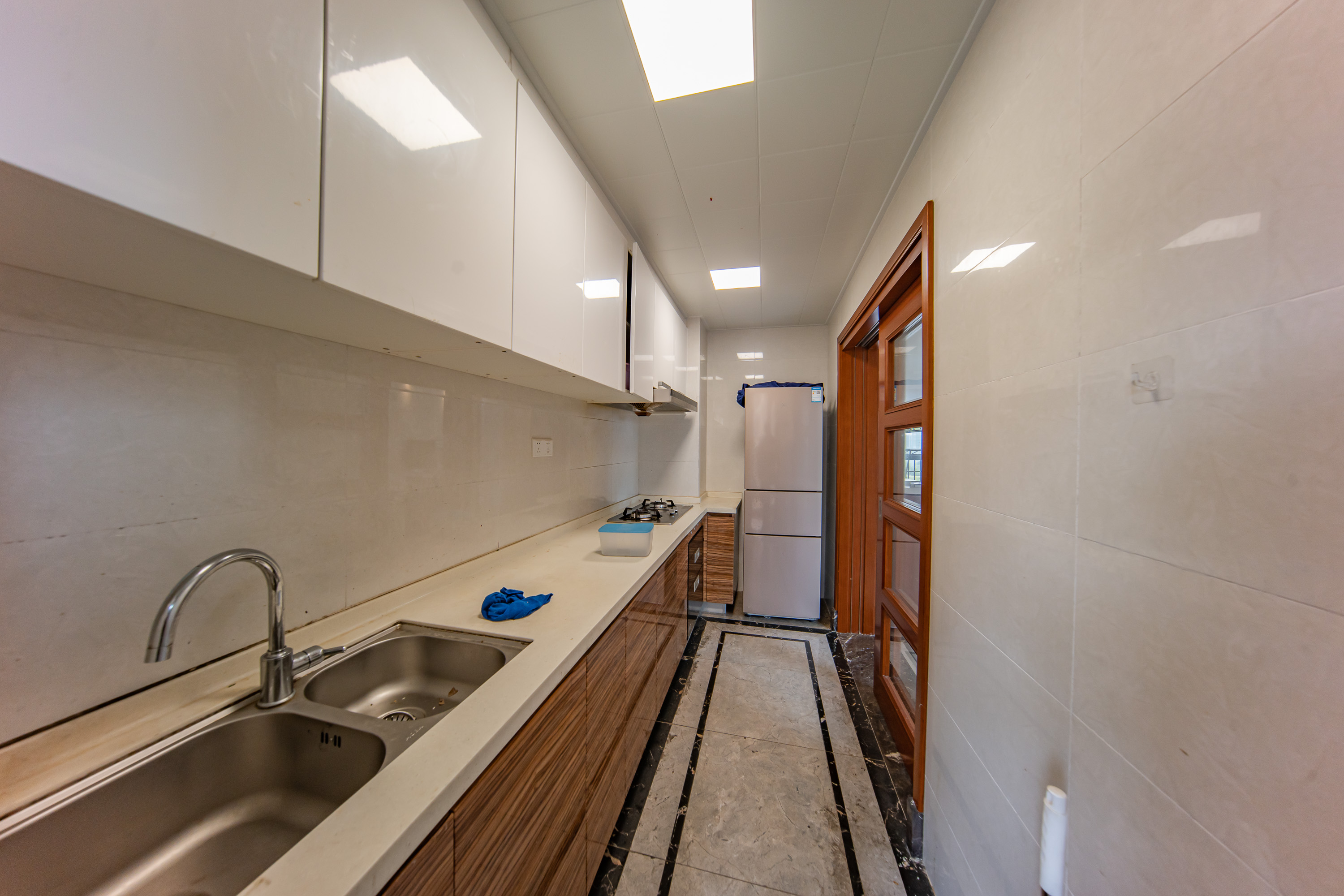 中海国际五期  4室2厅2卫    122.0万 中海国际五期  4室2厅2卫    122.0万厨房