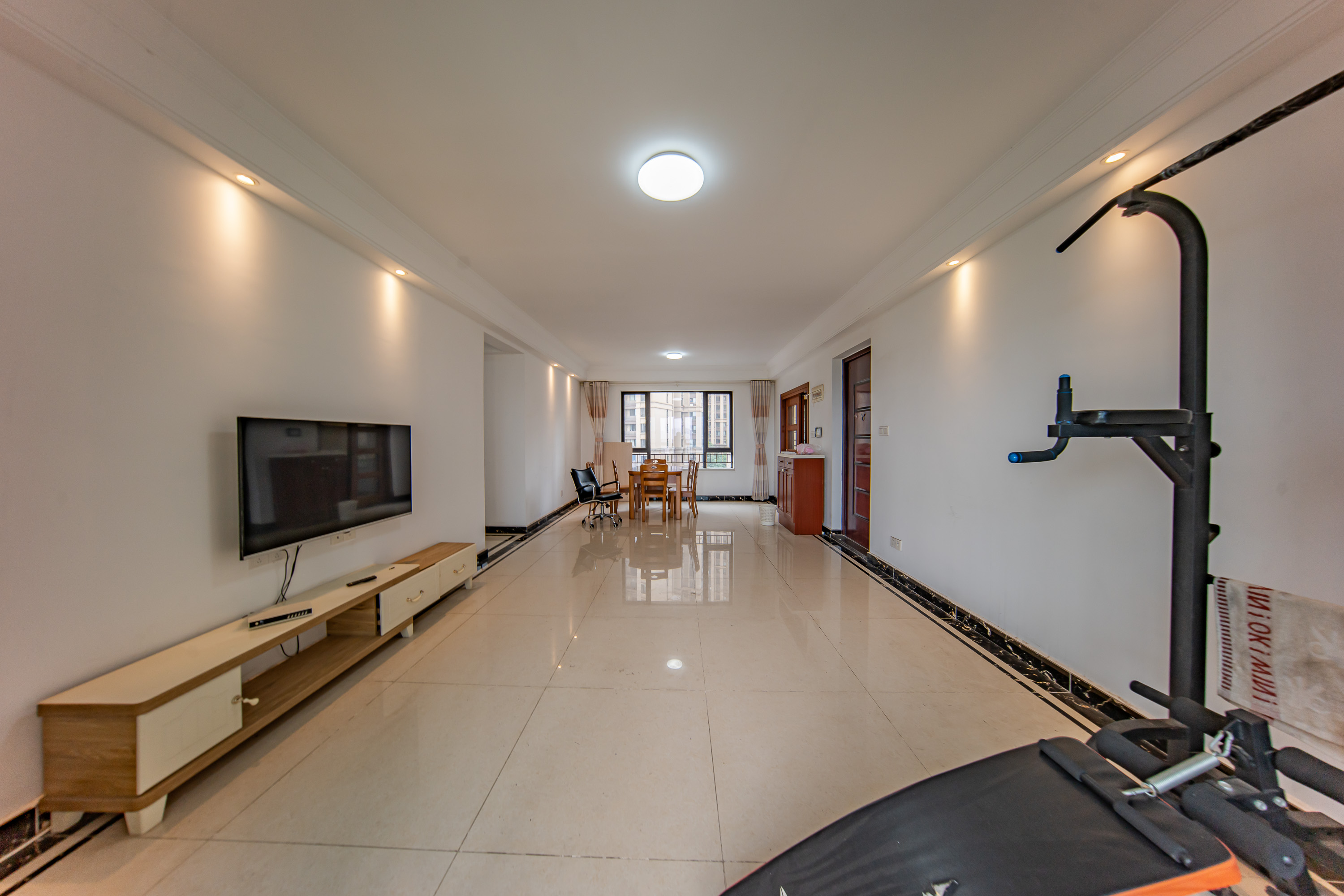 中海国际五期  4室2厅2卫    122.0万 中海国际五期  4室2厅2卫    122.0万客厅