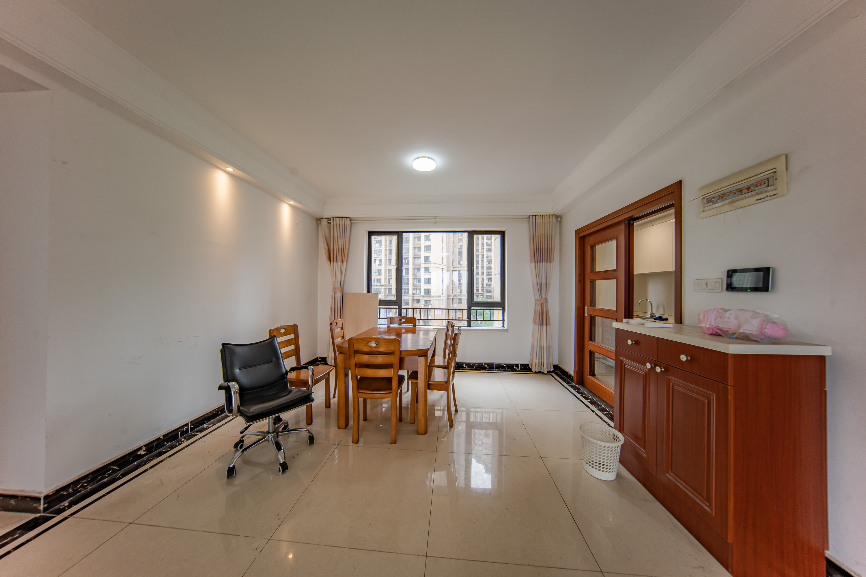 中海国际五期  4室2厅2卫    122.0万 中海国际五期  4室2厅2卫    122.0万客厅