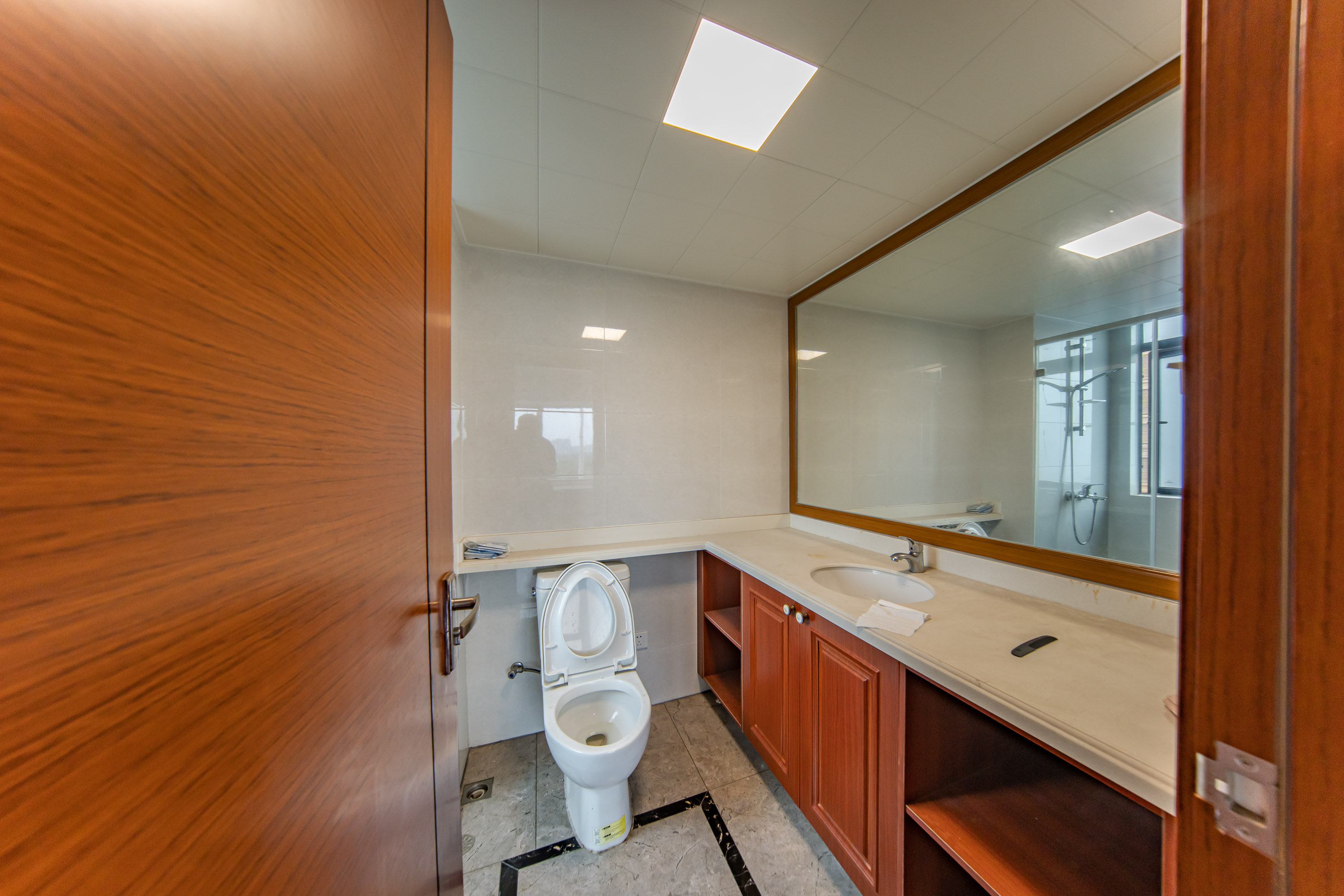 中海国际五期  4室2厅2卫    122.0万 中海国际五期  4室2厅2卫    122.0万卫生间