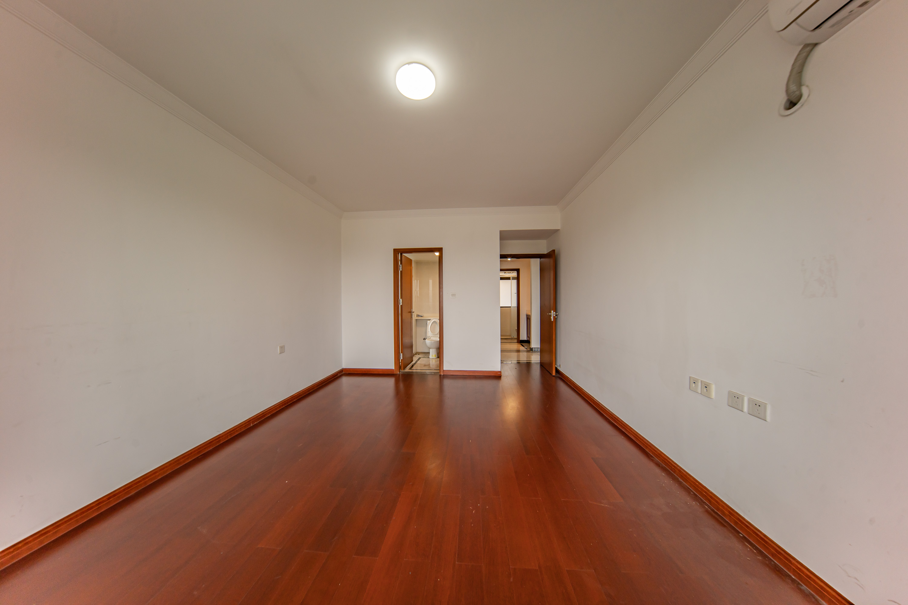 中海国际五期  4室2厅2卫    122.0万 中海国际五期  4室2厅2卫    122.0万卧室