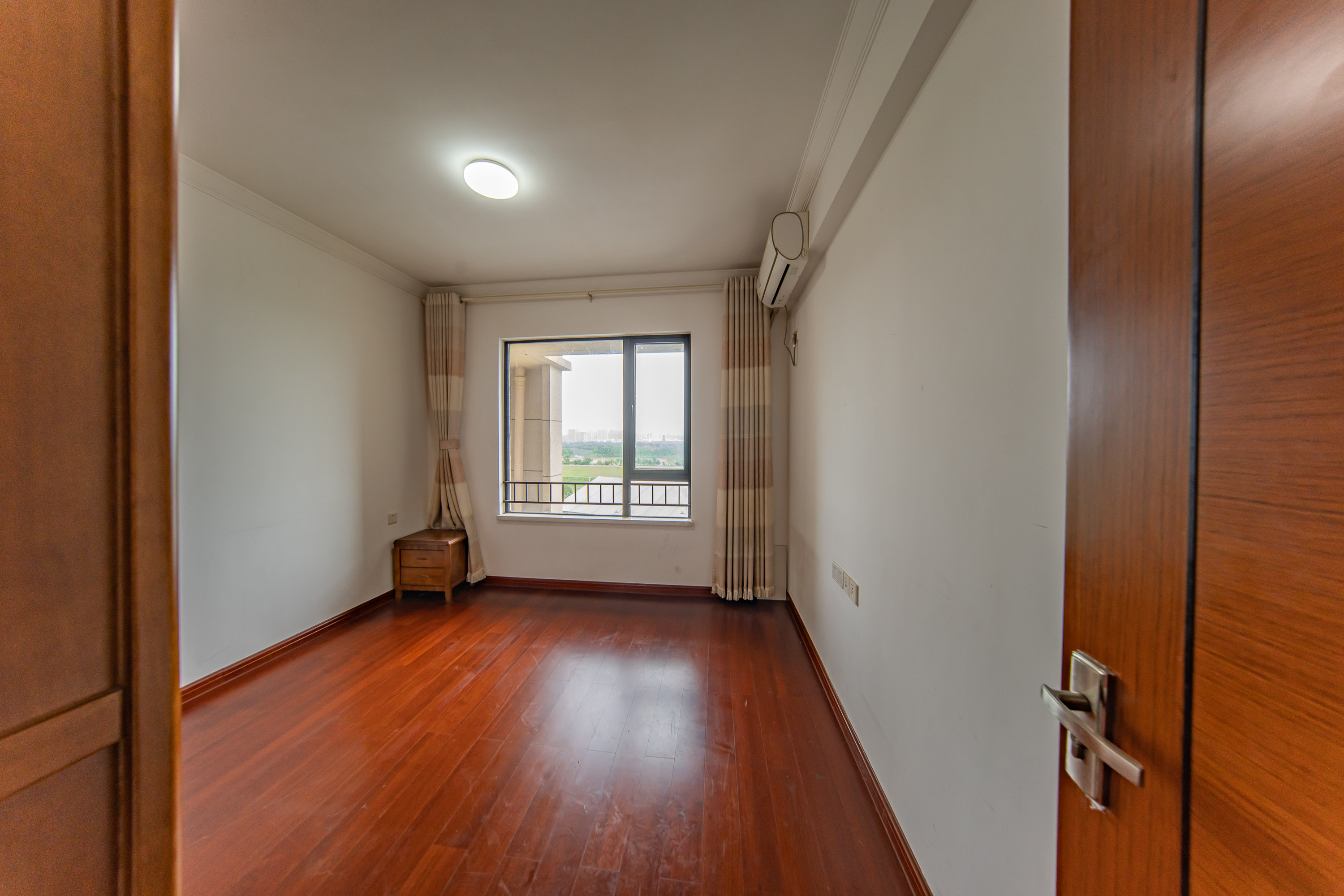 中海国际五期  4室2厅2卫    122.0万 中海国际五期  4室2厅2卫    122.0万卧室