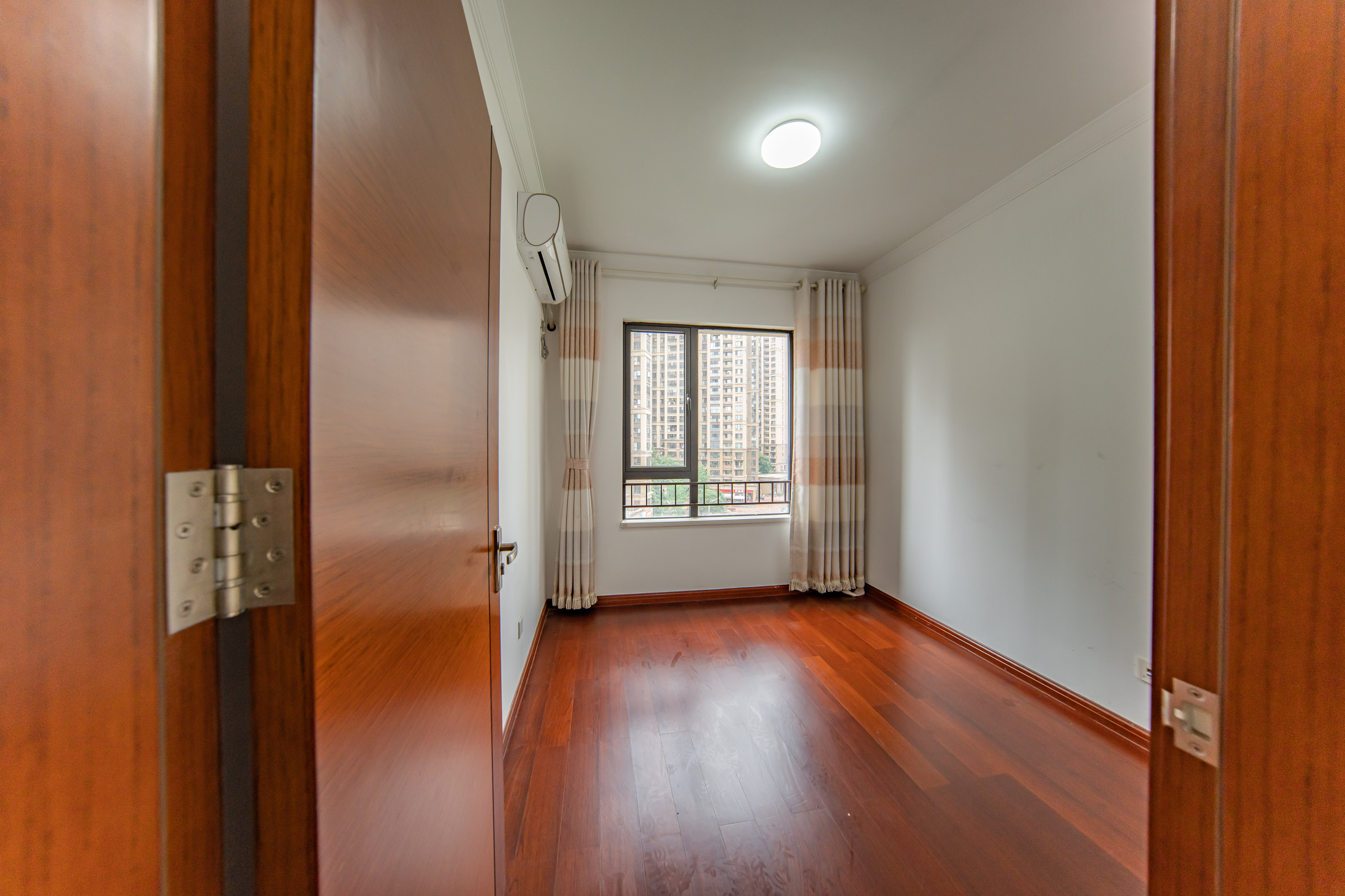 中海国际五期  4室2厅2卫    122.0万 中海国际五期  4室2厅2卫    122.0万卧室