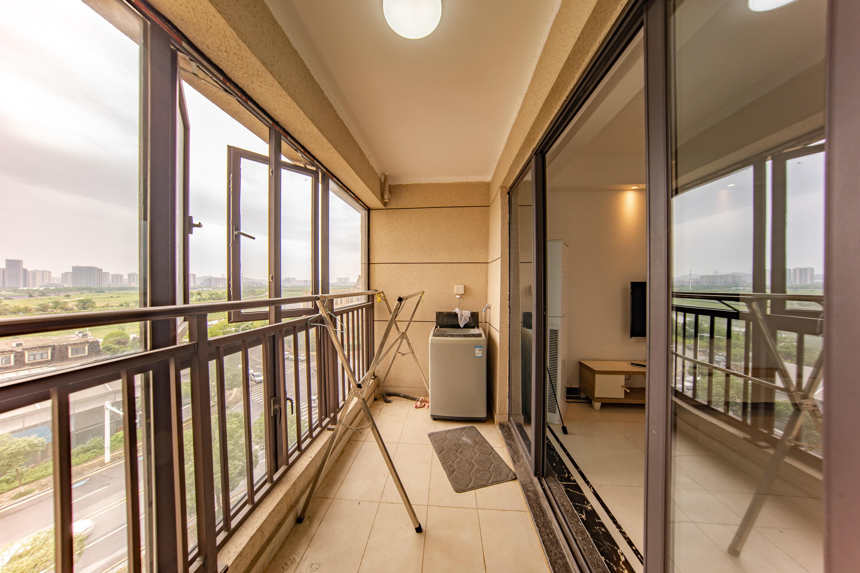 中海国际五期  4室2厅2卫    122.0万 中海国际五期  4室2厅2卫    122.0万阳台