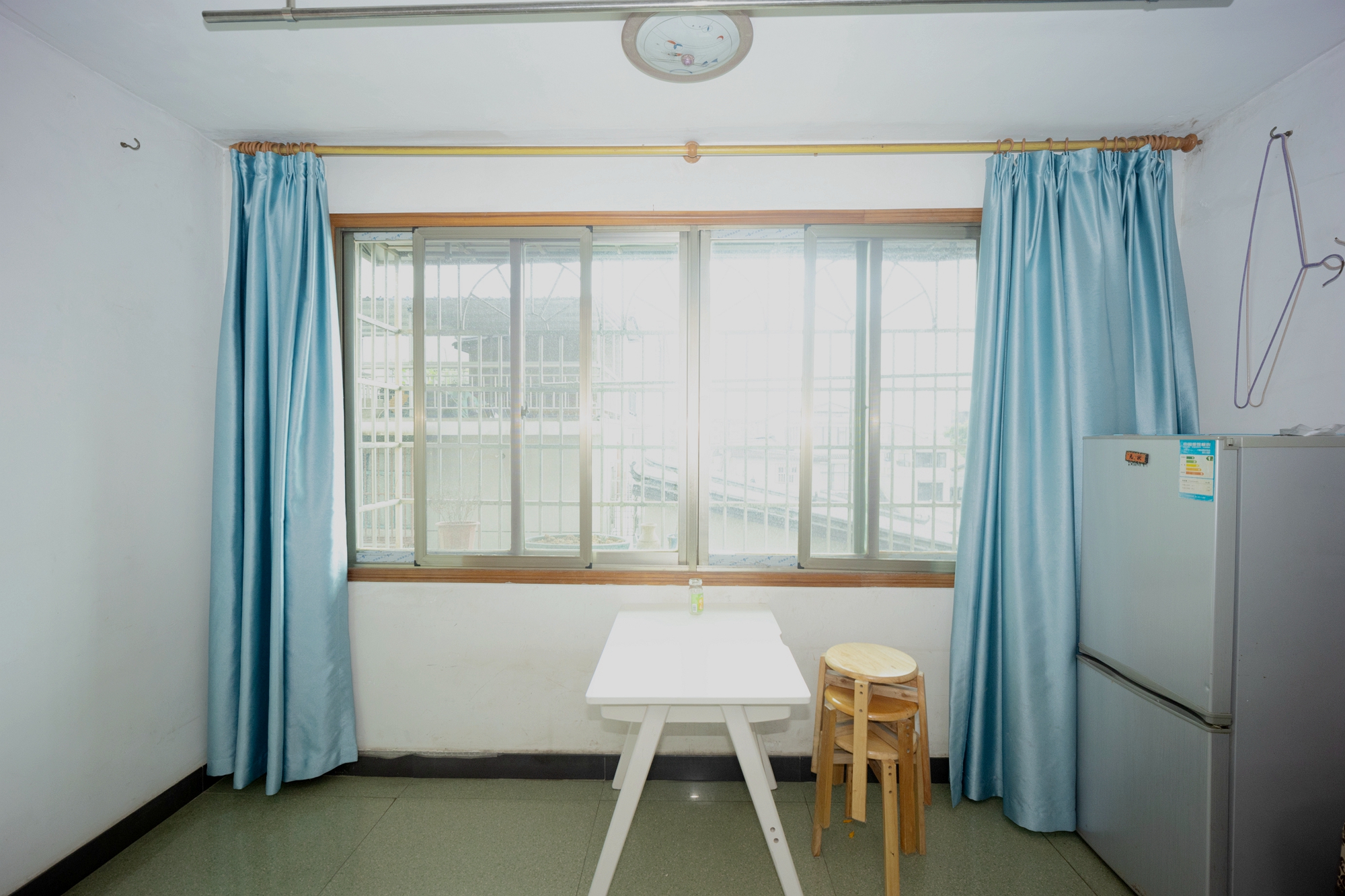 学院新村  4室1厅1卫    160.0万阳台