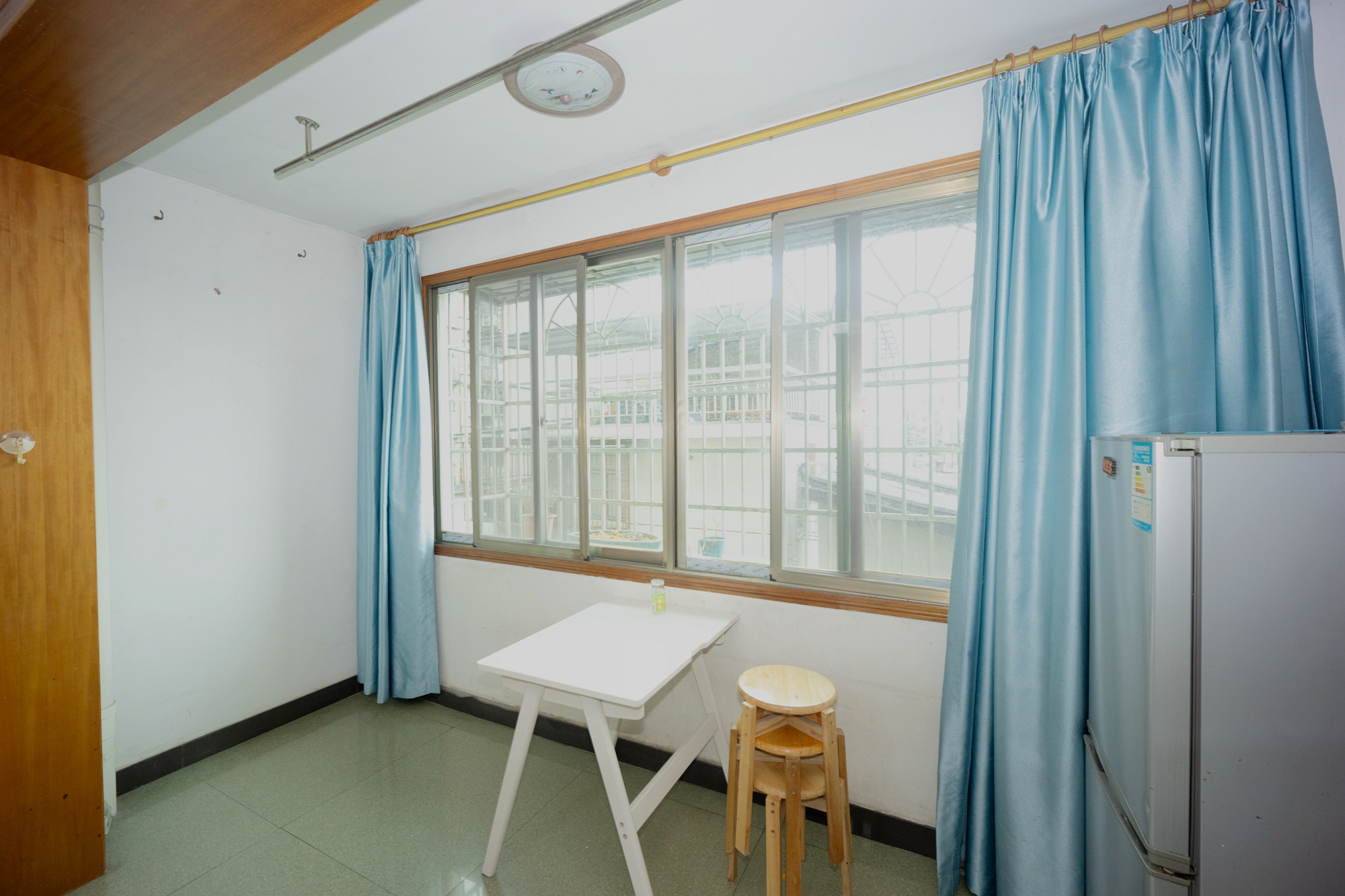 学院新村  4室1厅1卫    160.0万阳台