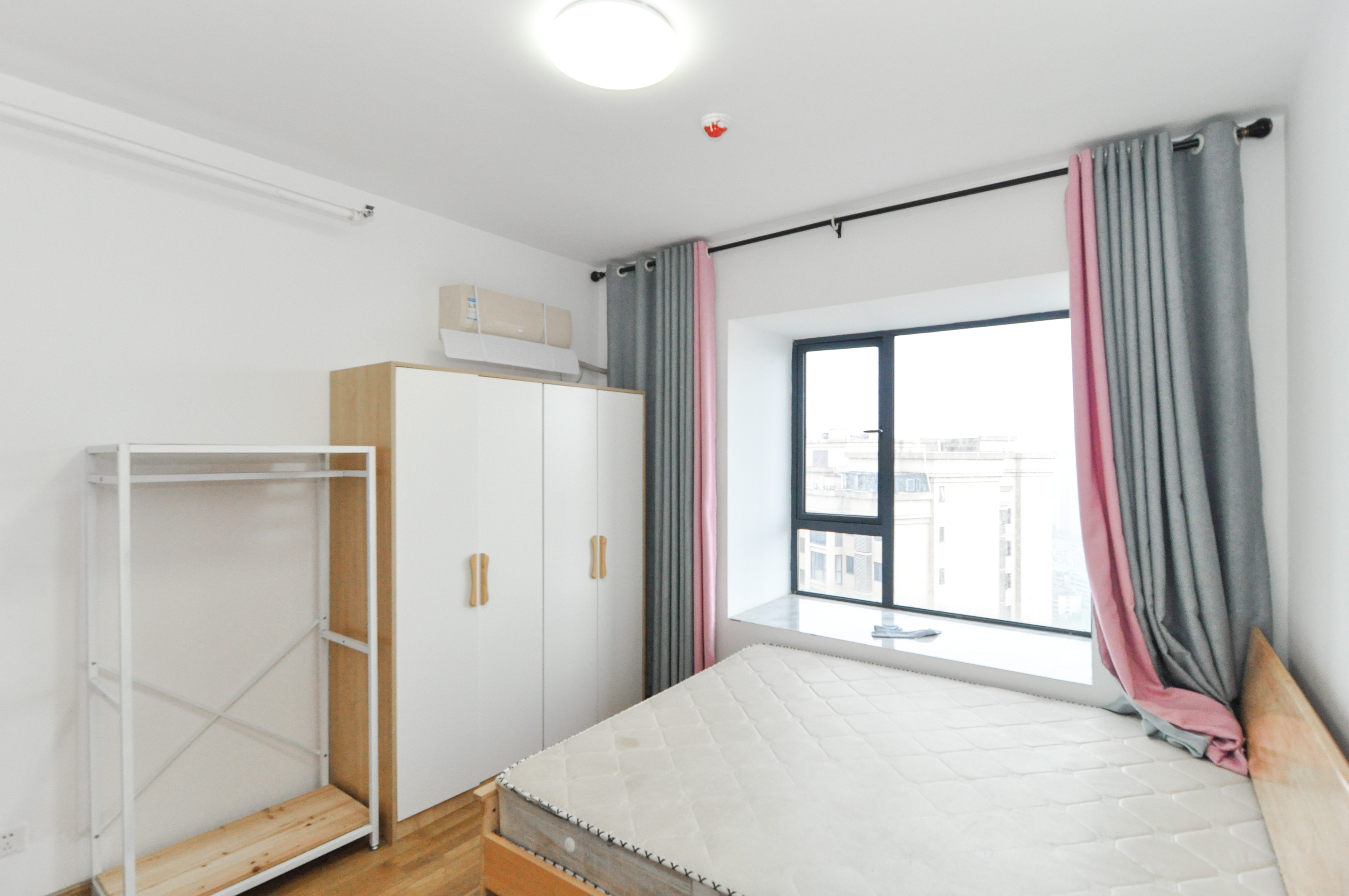 中建梅溪湖中心  4室2厅2卫    160.0万卧室