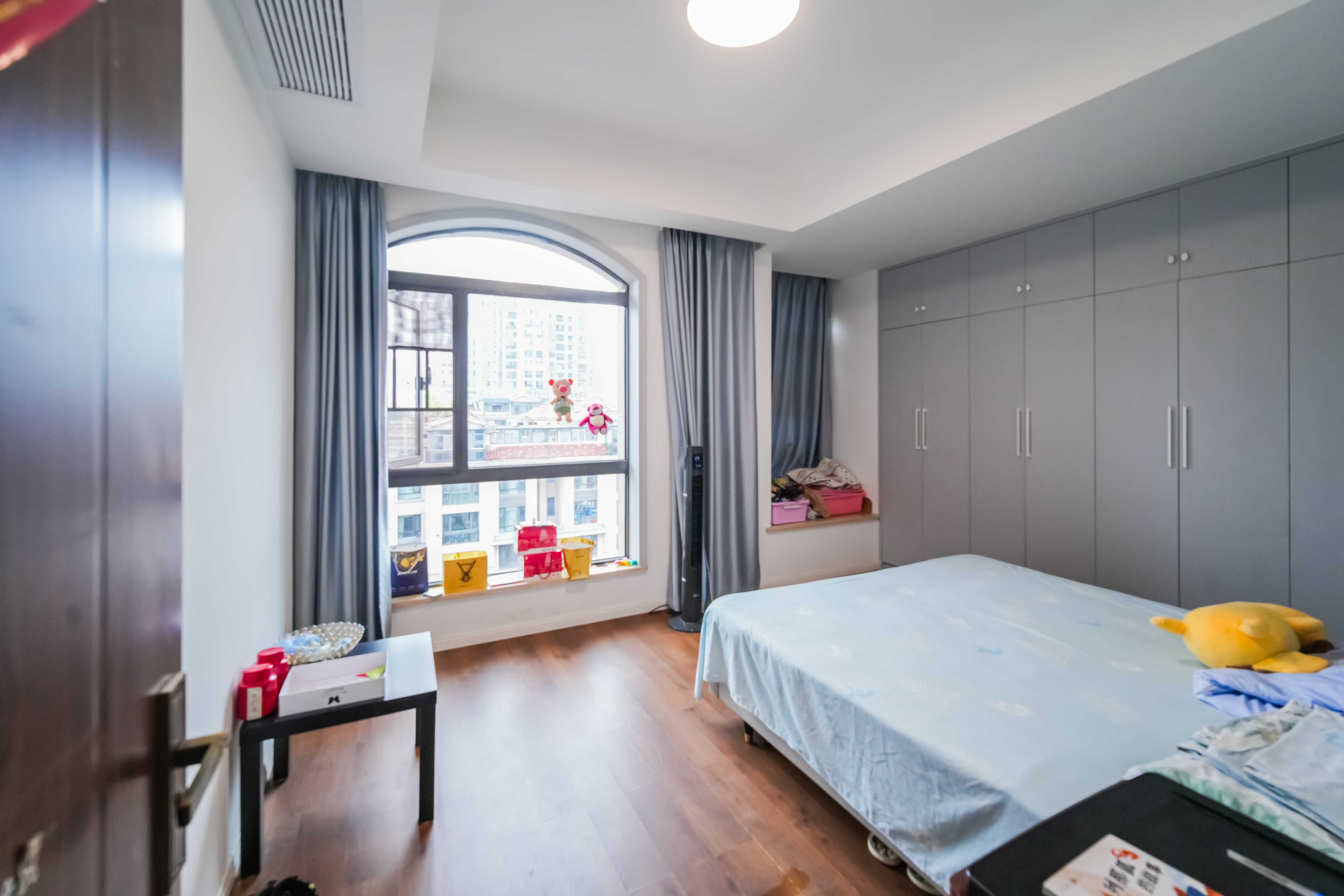 明昇壹城(明昇时代广场)一期 5室3厅3卫 468.0万 明昇壹城(明昇时代广场)一期 5室3厅3卫 468.0万卧室