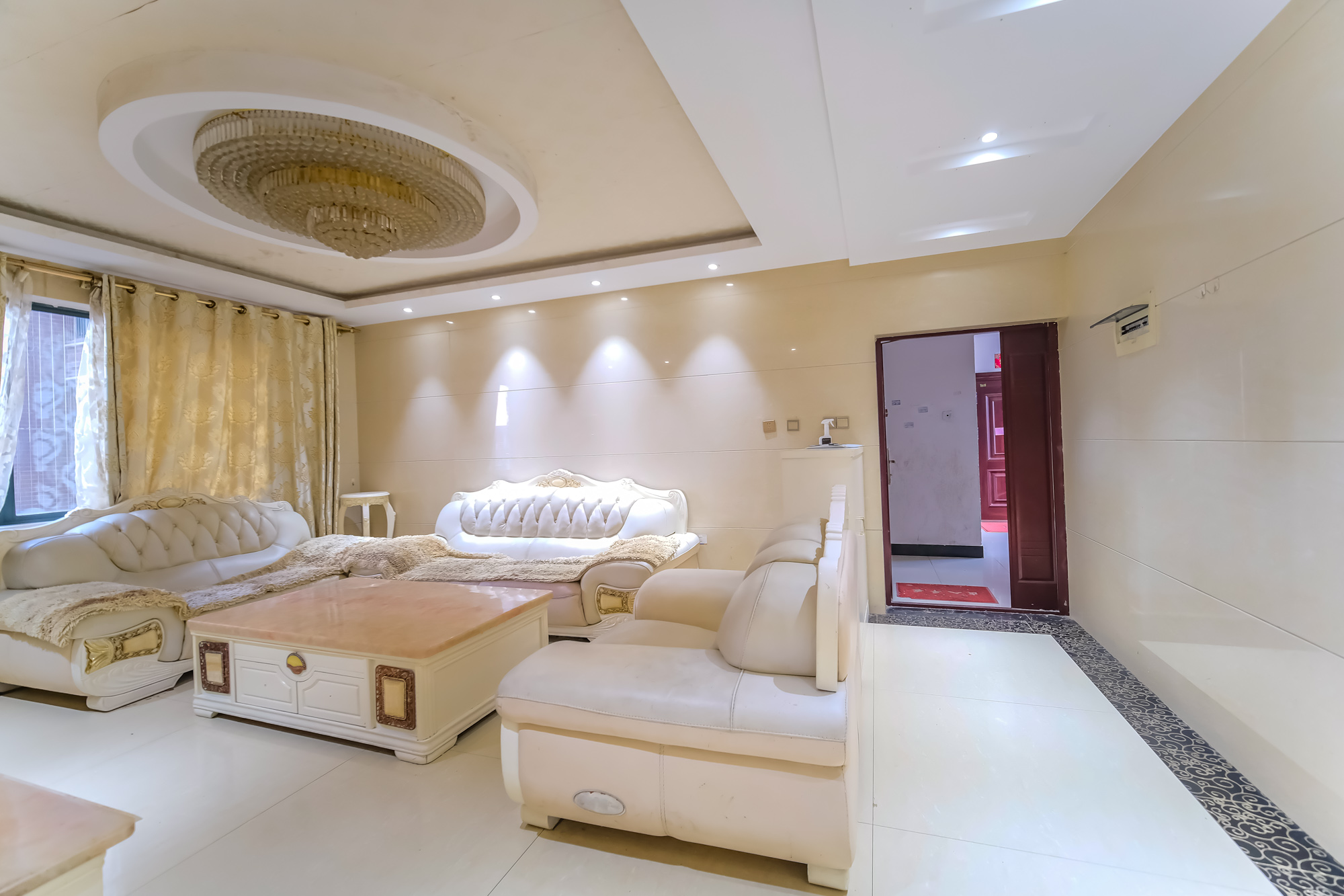 圆梦完美生活  4室2厅2卫    78.0万客厅