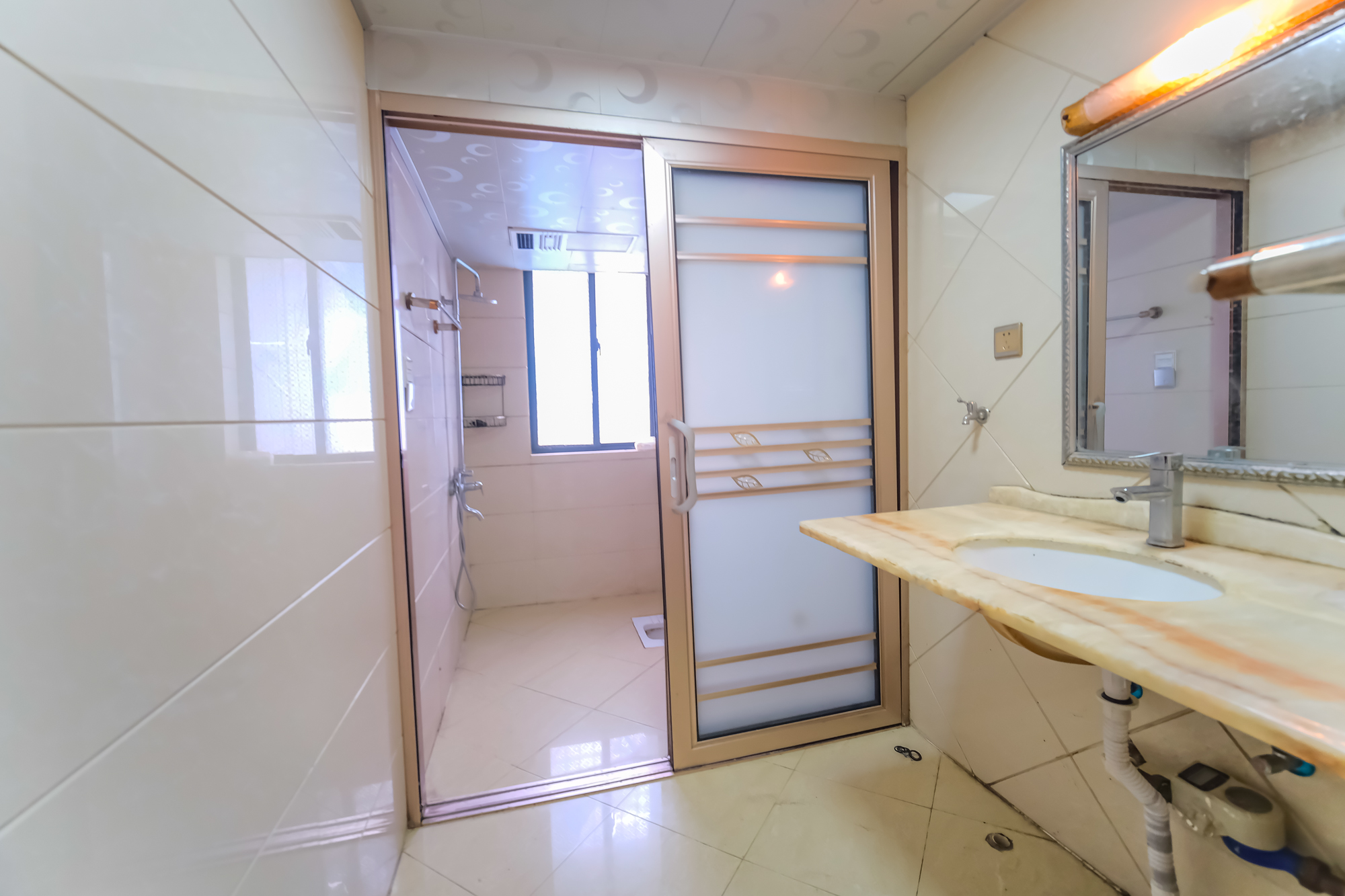 圆梦完美生活  4室2厅2卫    78.0万卫生间