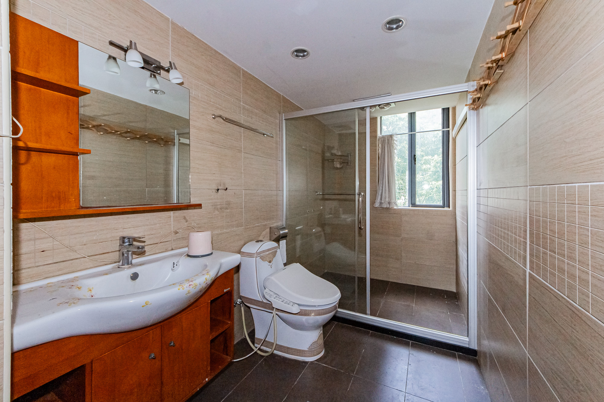 滨江君悦香邸  3室2厅2卫    128.0万卫生间