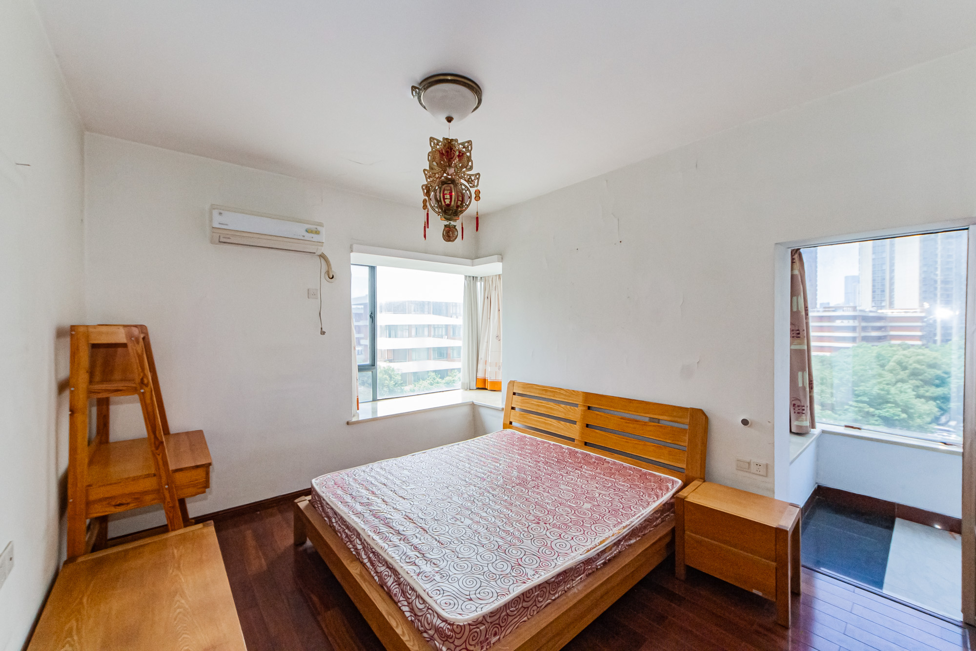 滨江君悦香邸  3室2厅2卫    128.0万卧室