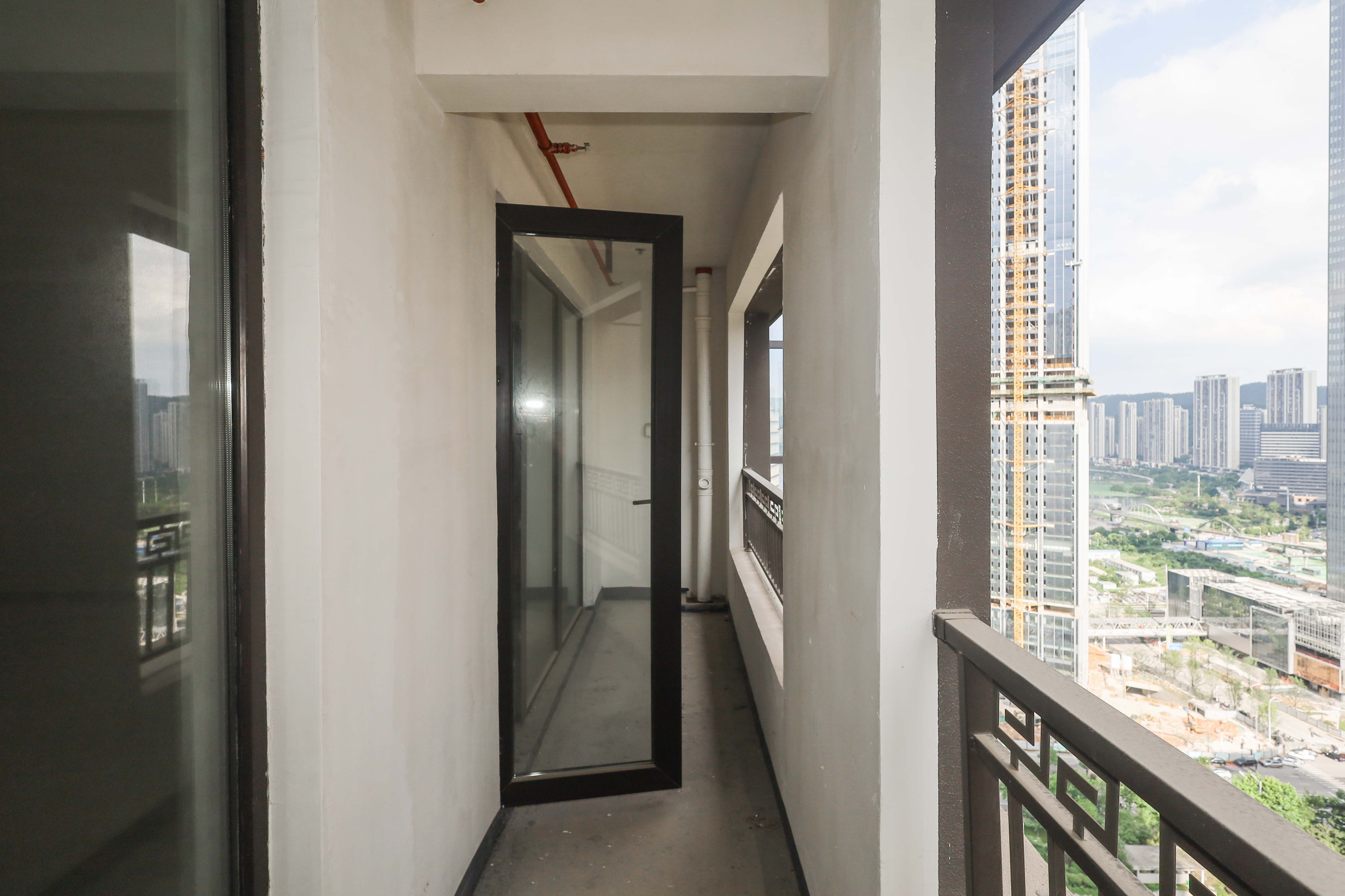 建发央著  4室2厅2卫   220.00万阳台