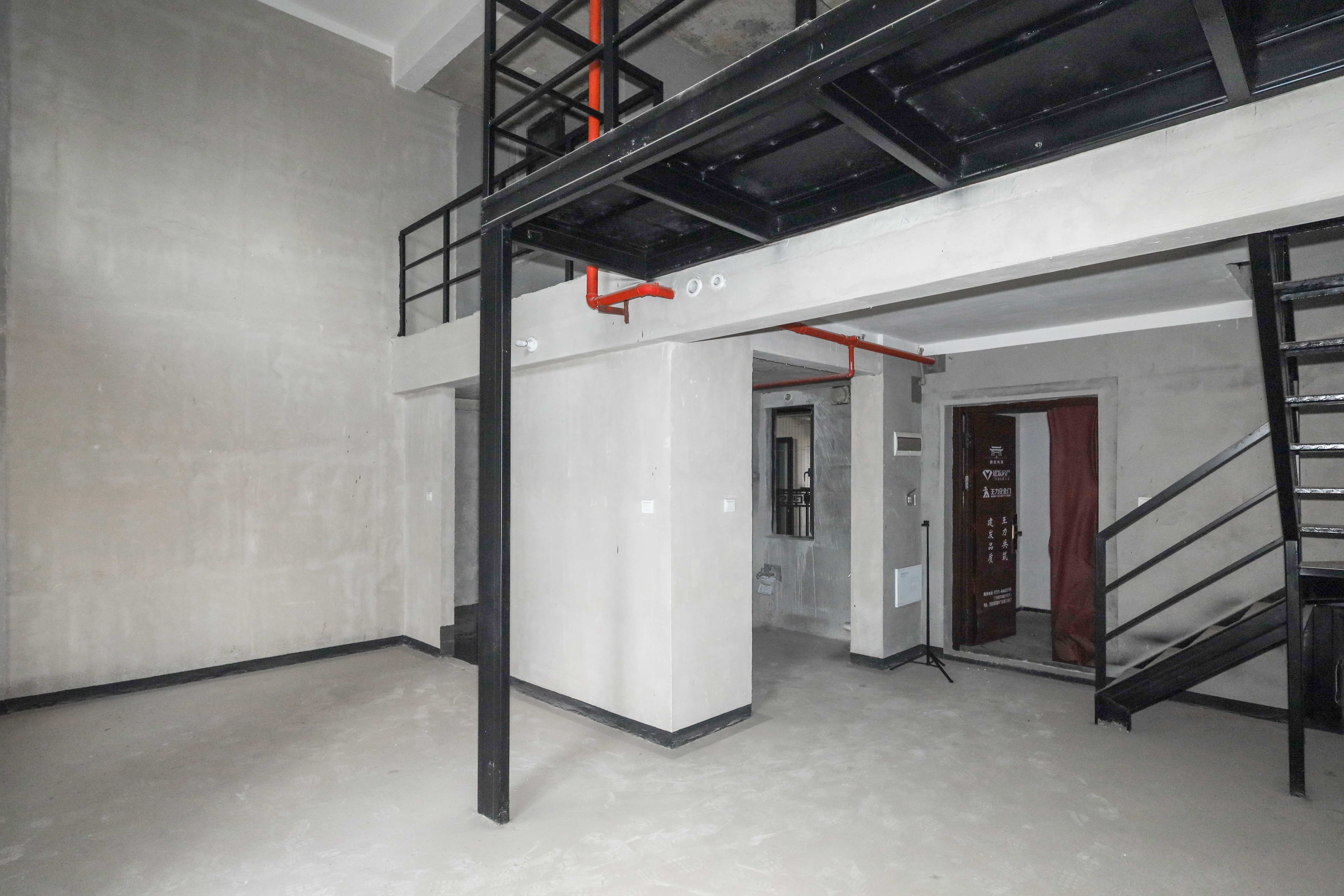 建发央著  4室2厅2卫   225.00万客厅