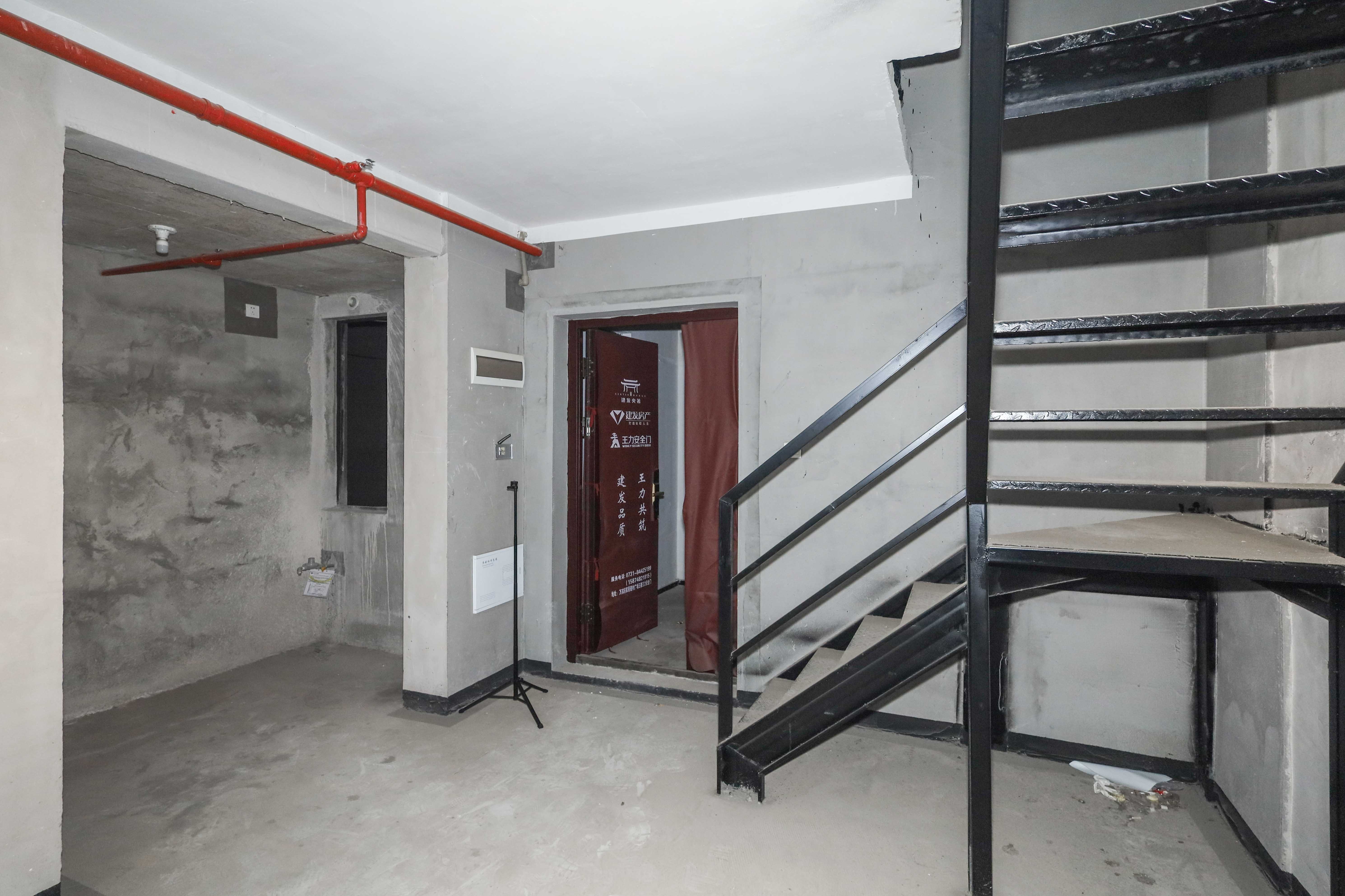 建发央著  4室2厅2卫   225.00万其他