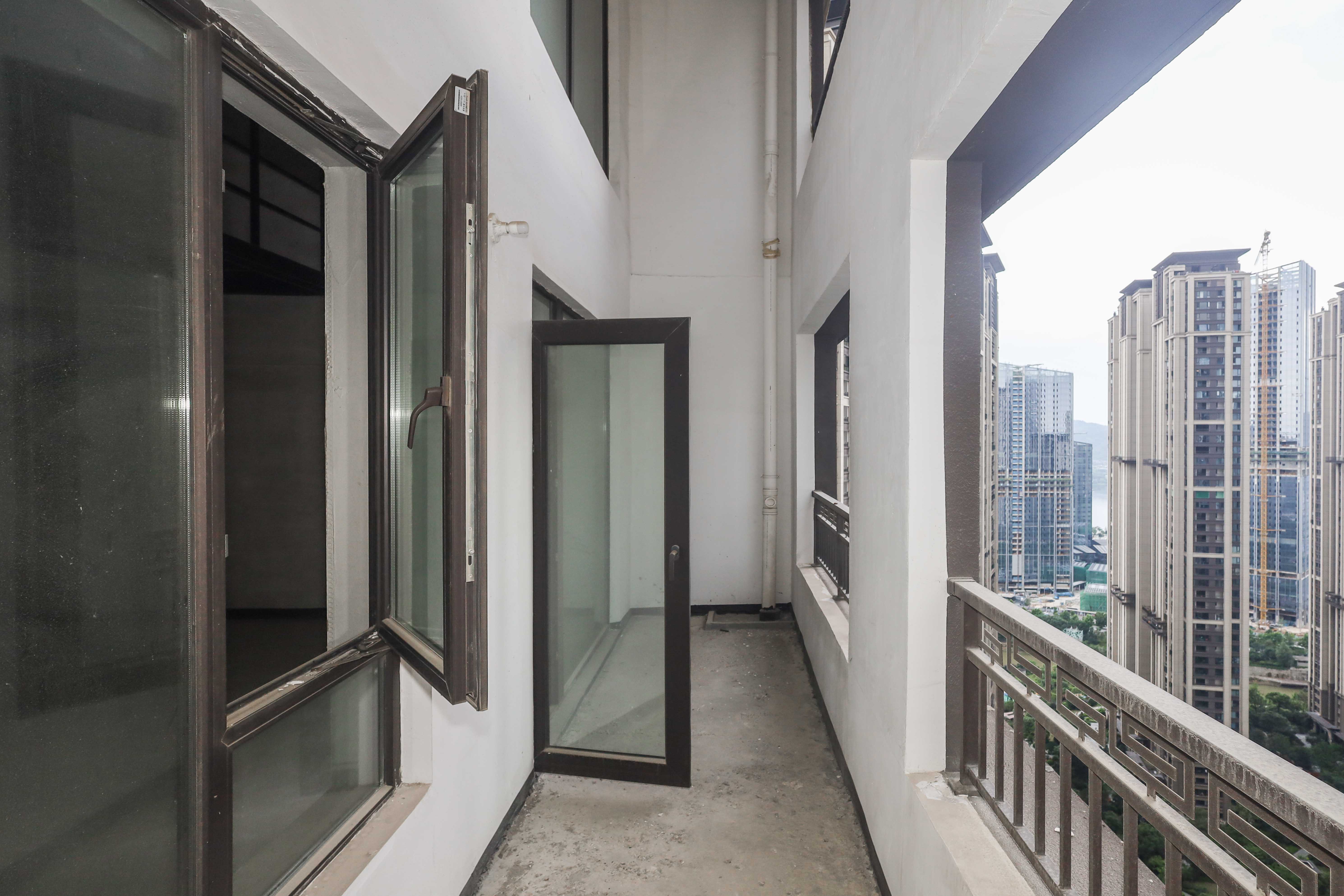 建发央著  4室2厅2卫   225.00万阳台