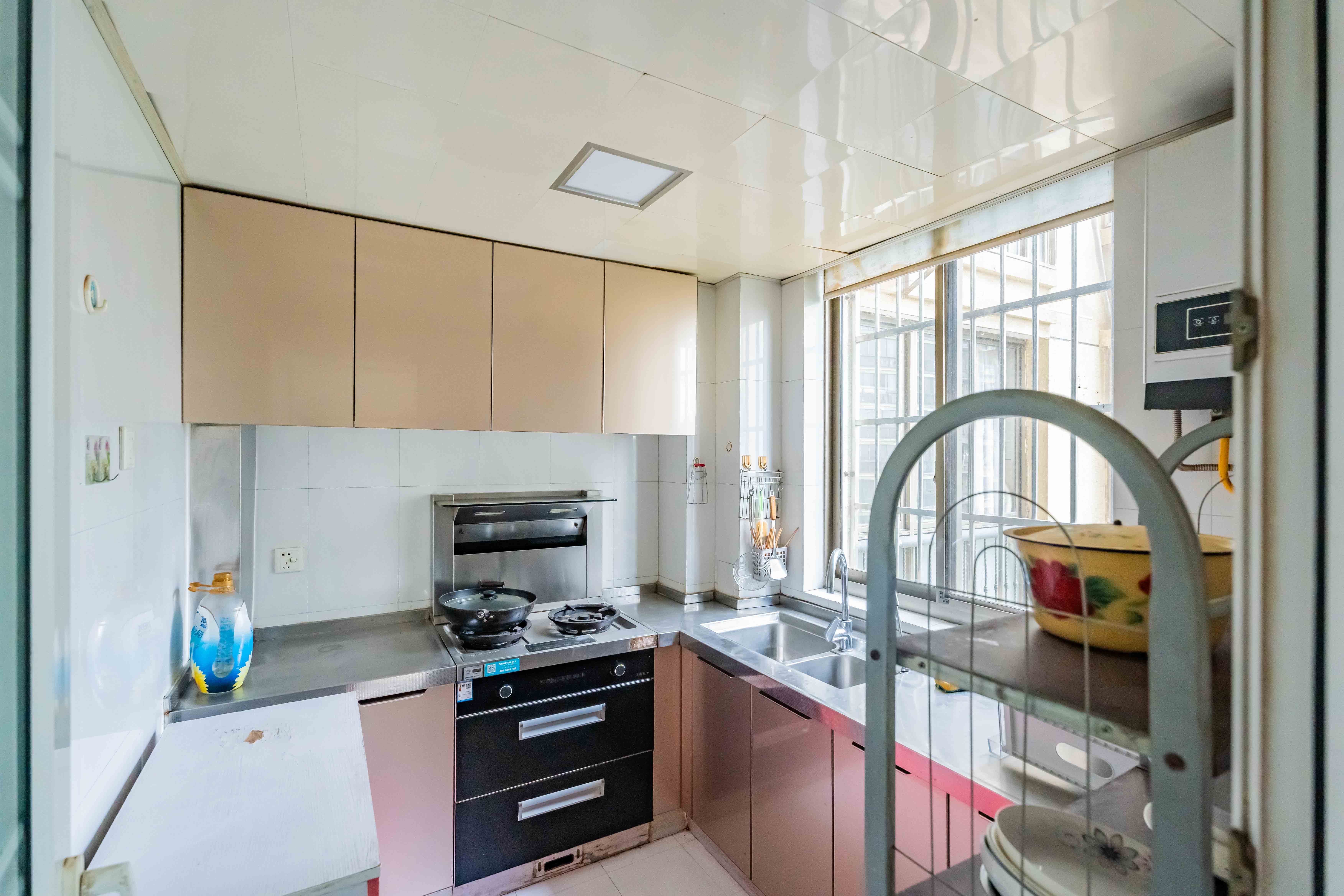 金色比华利 3室2厅2卫 80.0万 金色比华利 3室2厅2卫 80.0万厨房