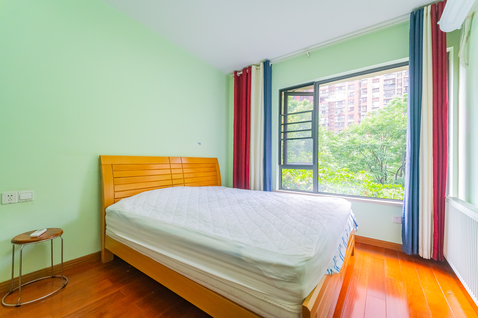 华润凤凰城二期  4室2厅2卫    99.8万卧室