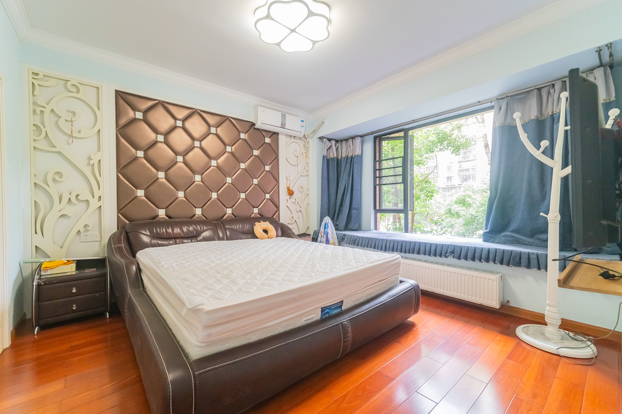 华润凤凰城二期  4室2厅2卫    99.8万卧室