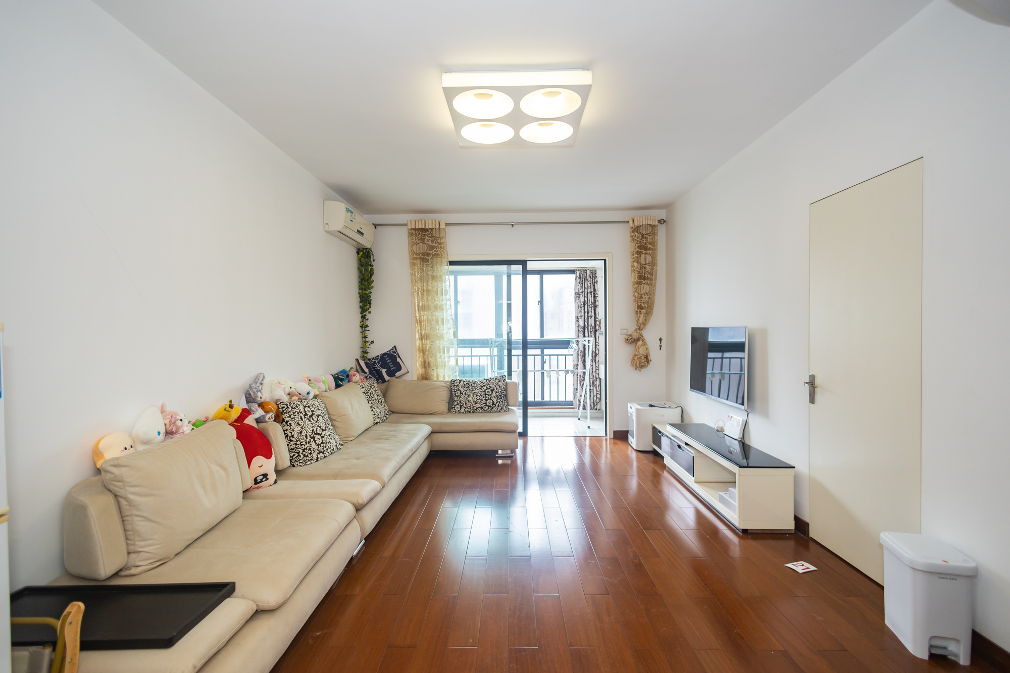 三一街区  3室2厅1卫    64.8万 三一街区  3室2厅1卫    64.8万客厅