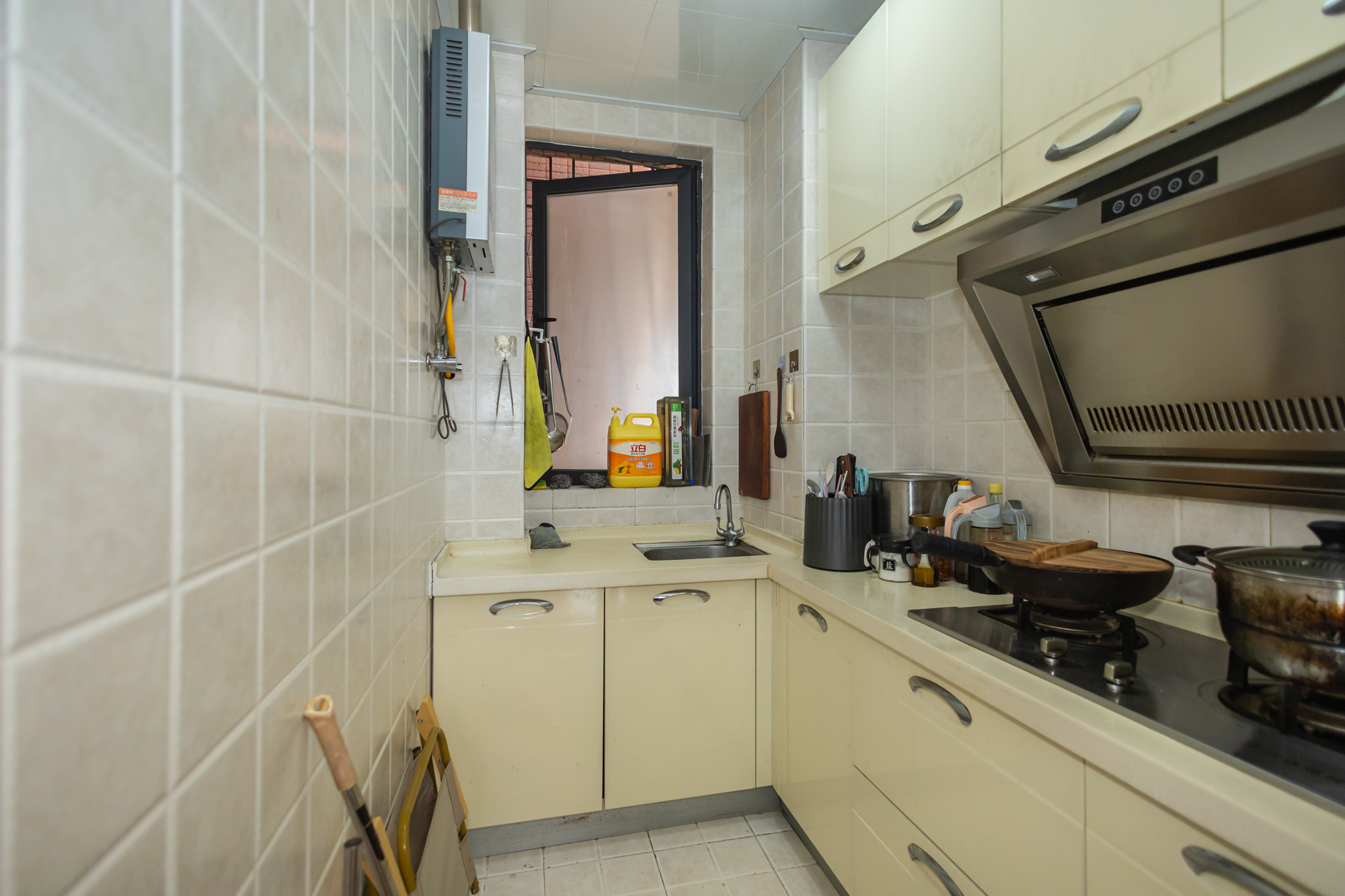 三一街区  3室2厅1卫    64.8万 三一街区  3室2厅1卫    64.8万厨房