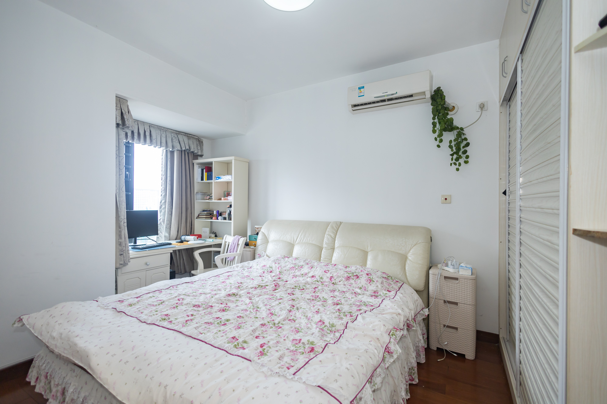 三一街区  3室2厅1卫    64.8万 三一街区  3室2厅1卫    64.8万卧室