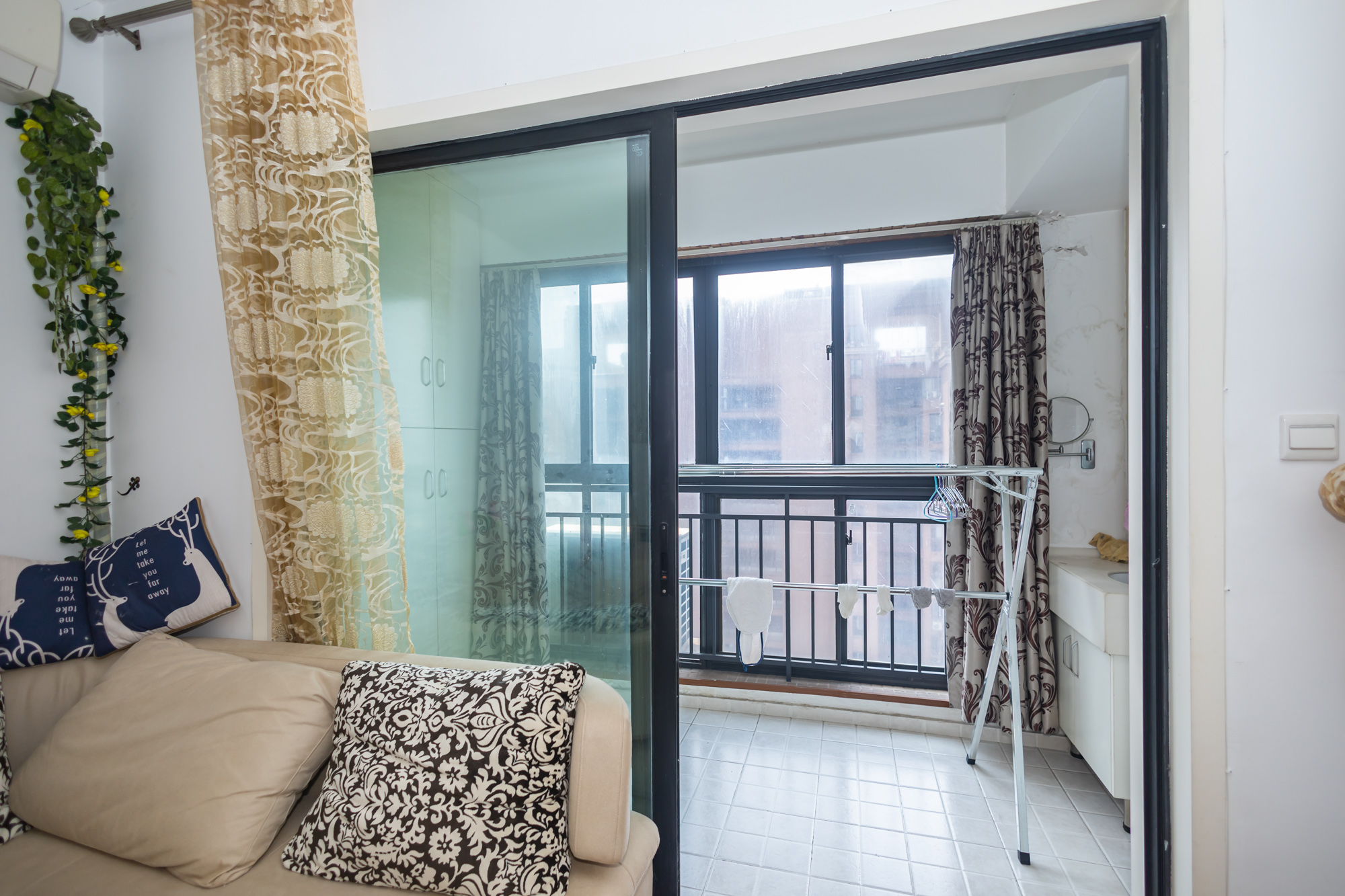 三一街区  3室2厅1卫    64.8万 三一街区  3室2厅1卫    64.8万阳台