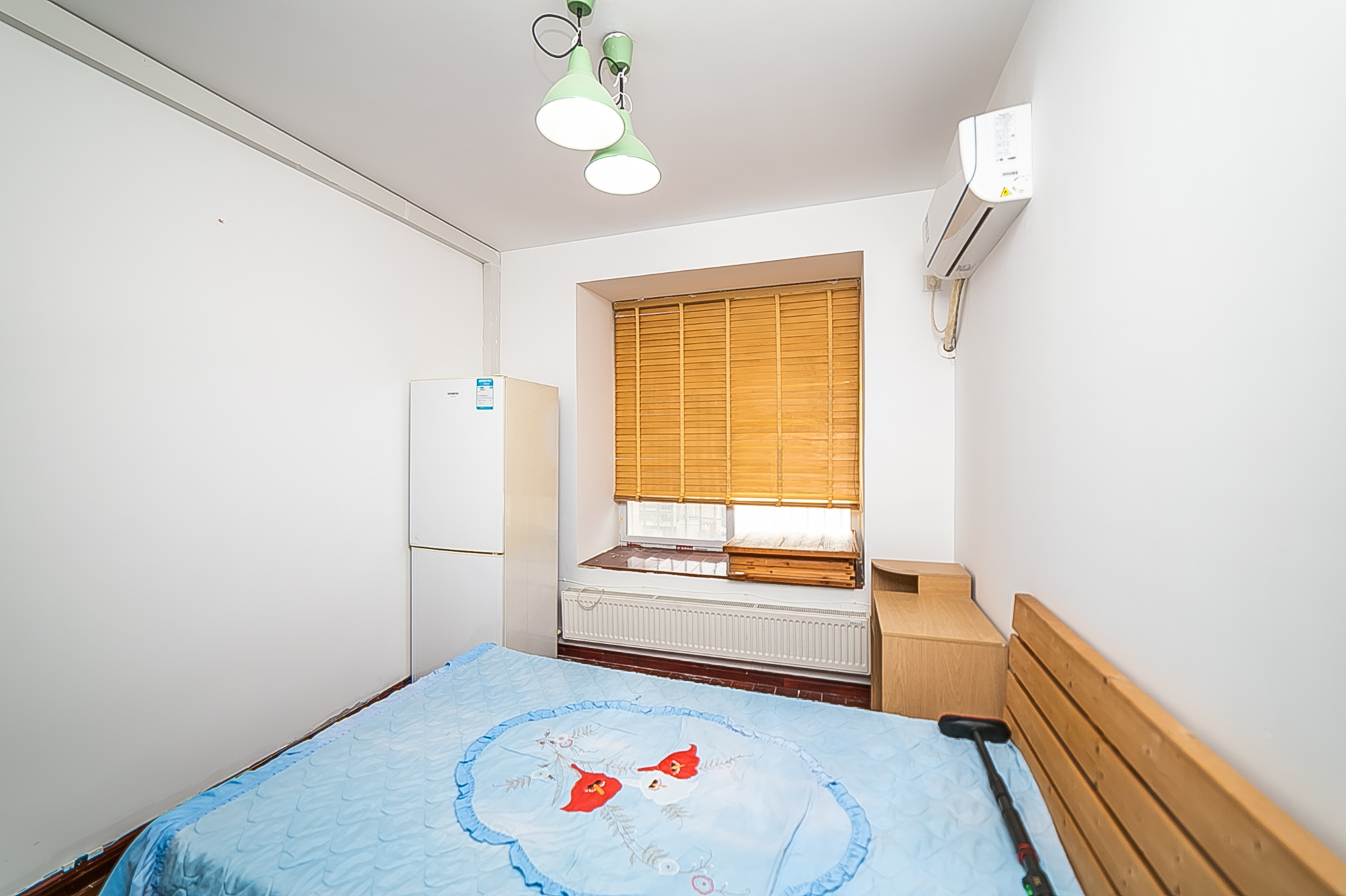 白沙花园  5室3厅3卫   213.00万卧室