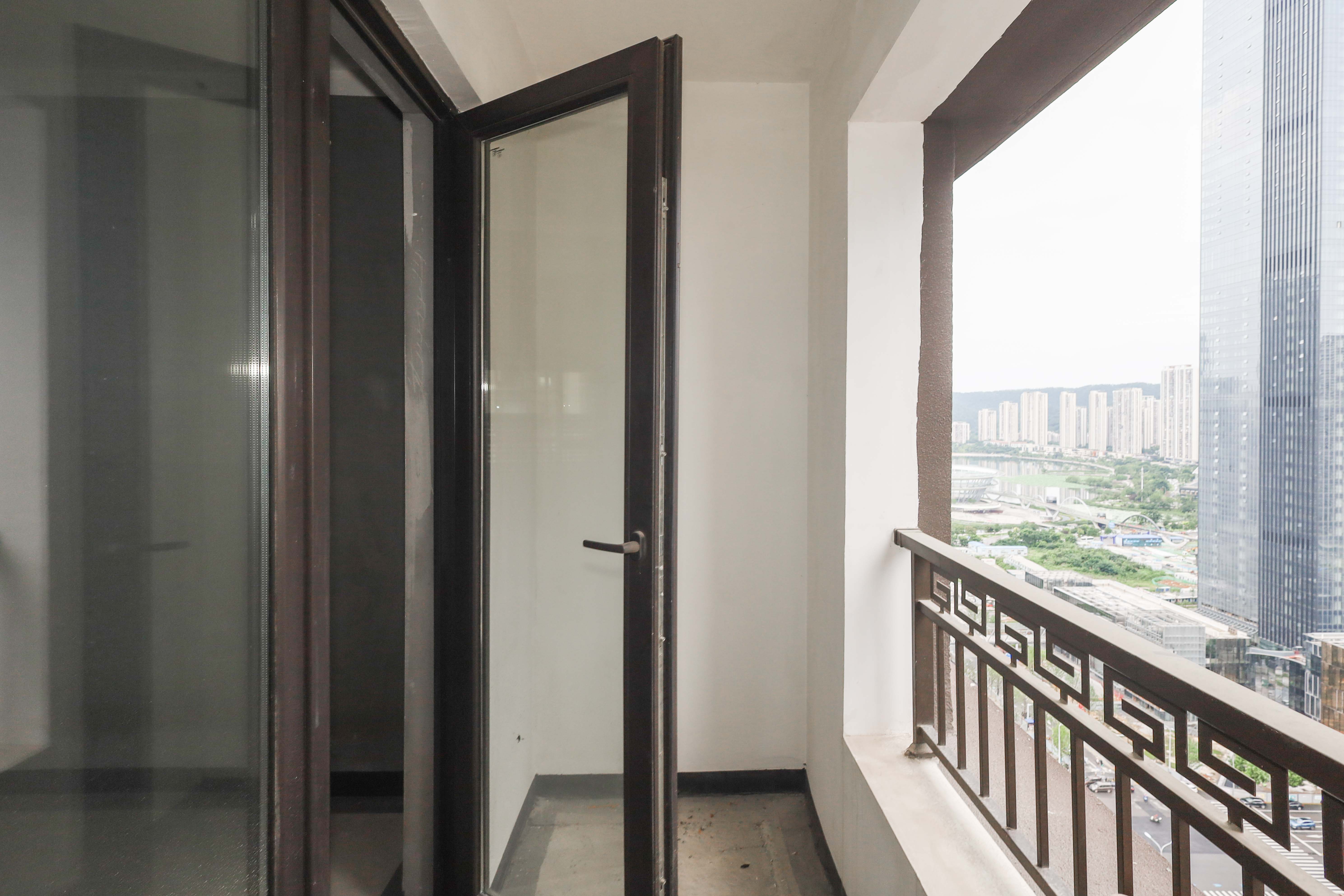 建发央著  4室2厅2卫   180.00万阳台