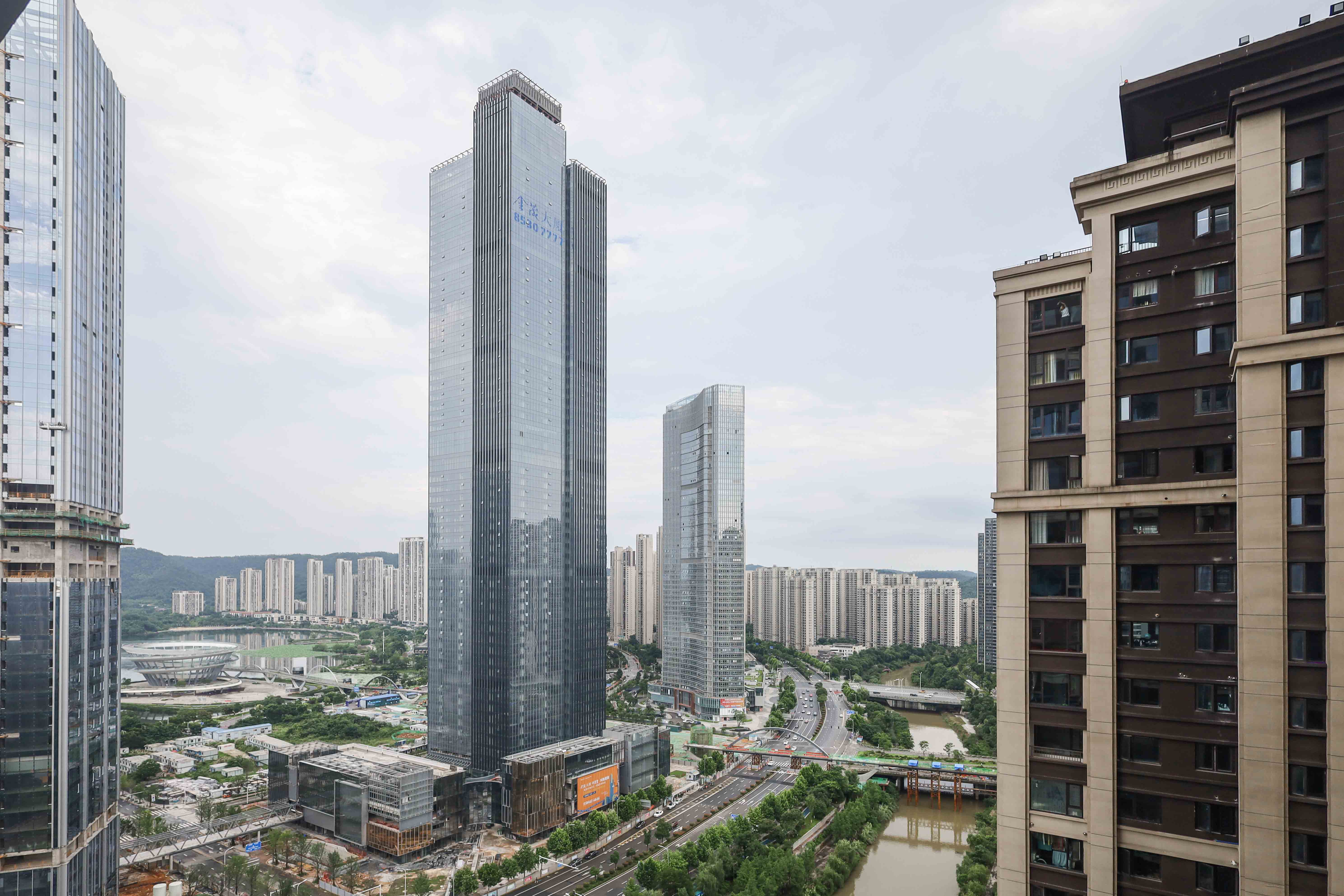 建发央著  4室2厅2卫   180.00万阳台