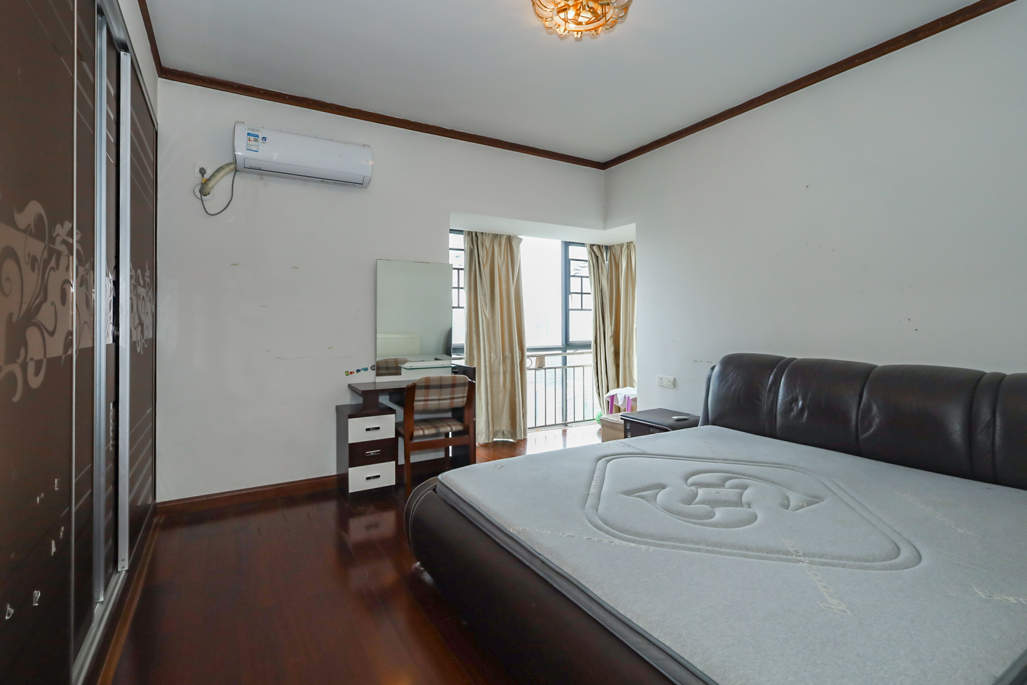 美林银谷  4室2厅2卫    120.0万卧室