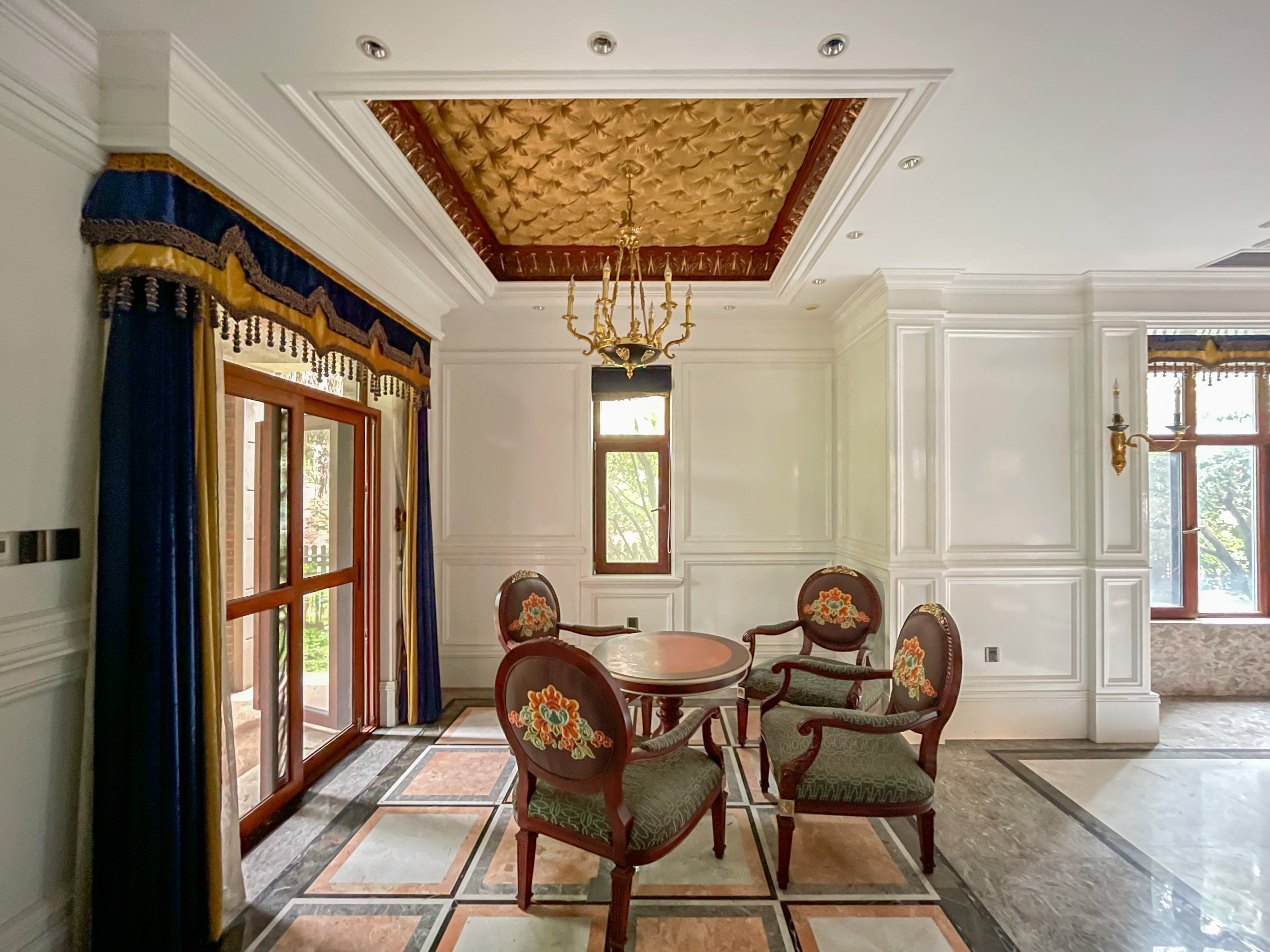 爵世名邸  6室3厅5卫    1100.0万 爵世名邸  6室3厅5卫    1100.0万客厅