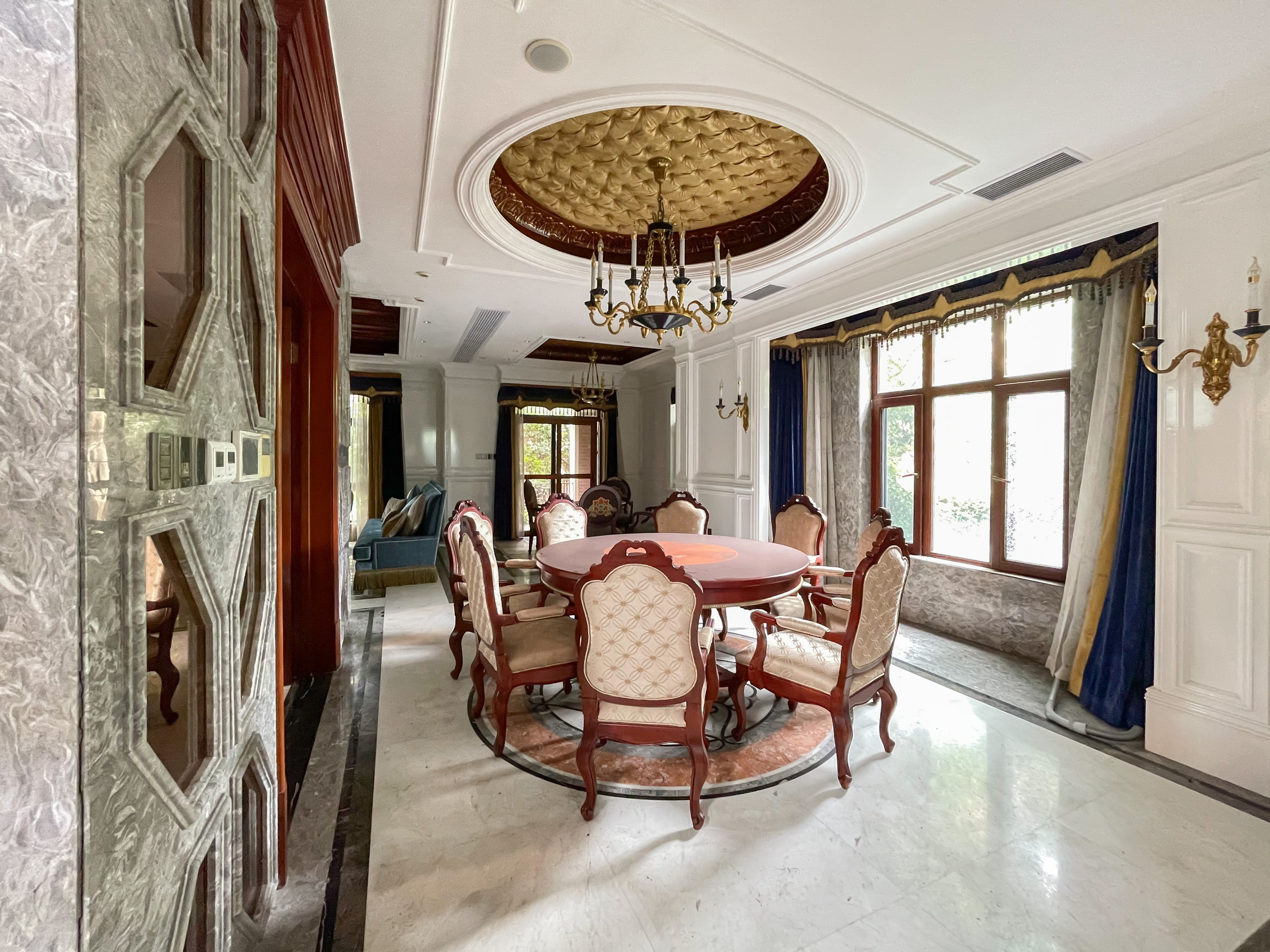 爵世名邸  6室3厅5卫    1100.0万 爵世名邸  6室3厅5卫    1100.0万客厅