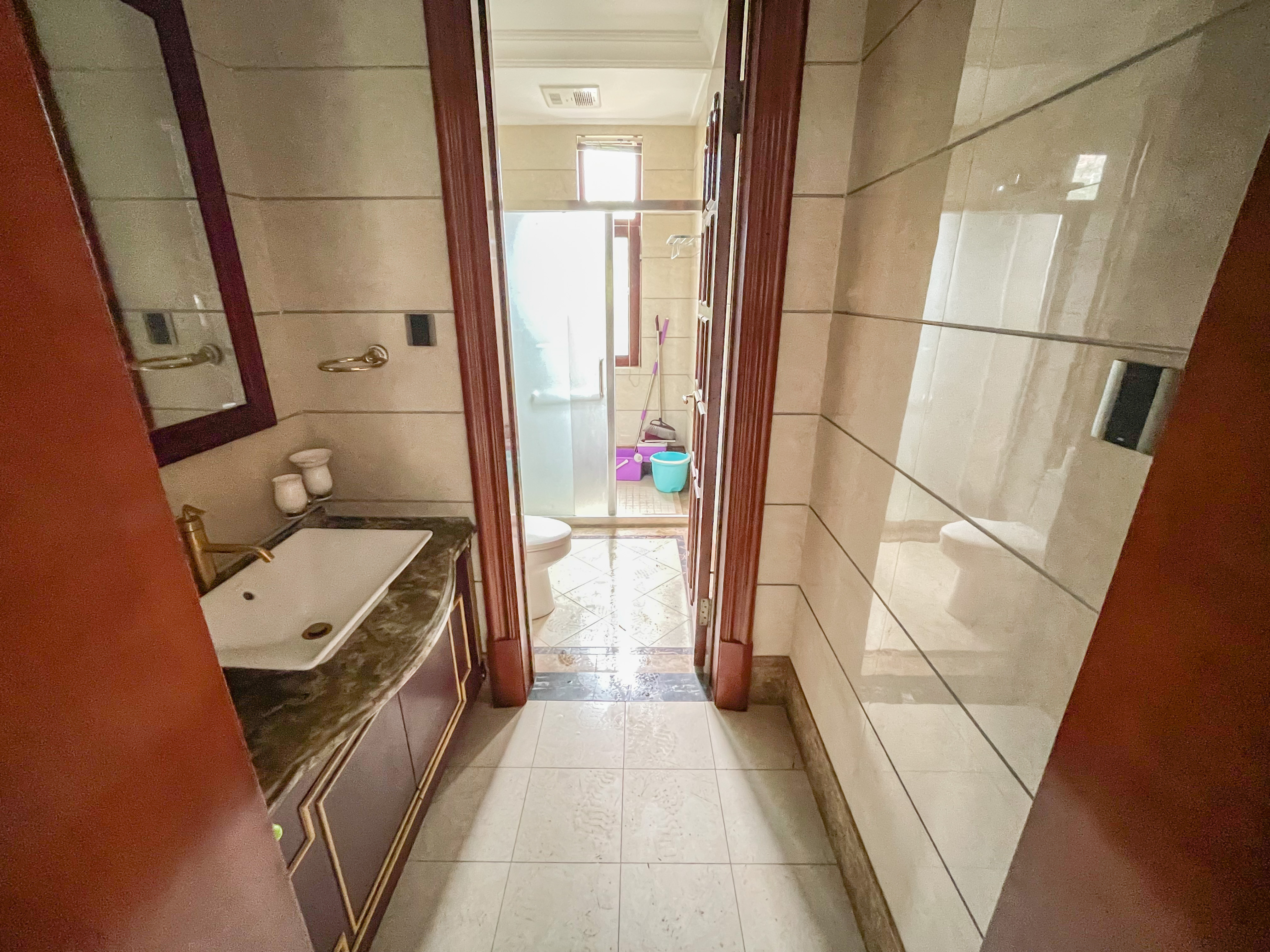 爵世名邸  6室3厅5卫    1100.0万 爵世名邸  6室3厅5卫    1100.0万卫生间