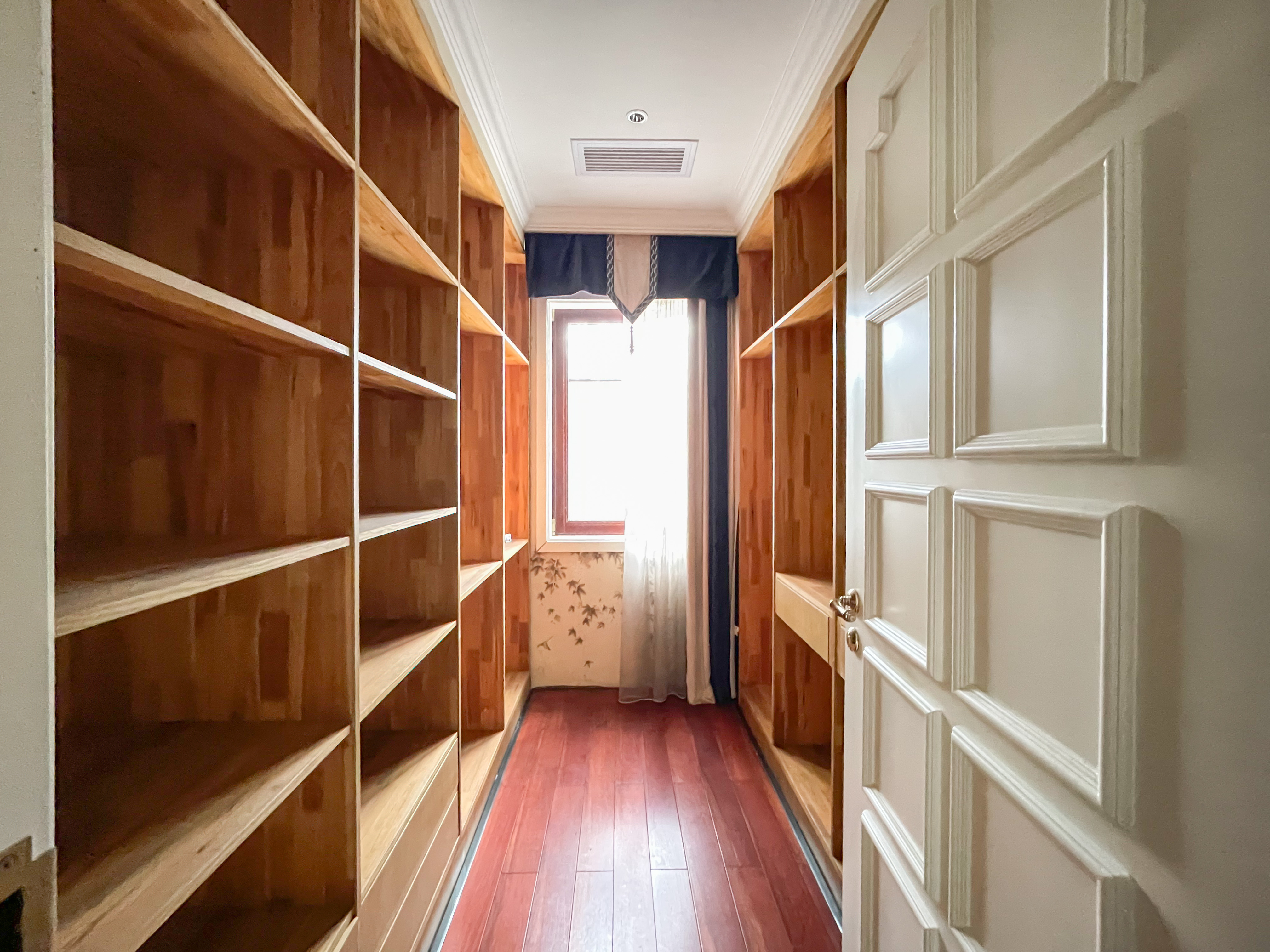 爵世名邸  6室3厅5卫    1100.0万 爵世名邸  6室3厅5卫    1100.0万卧室