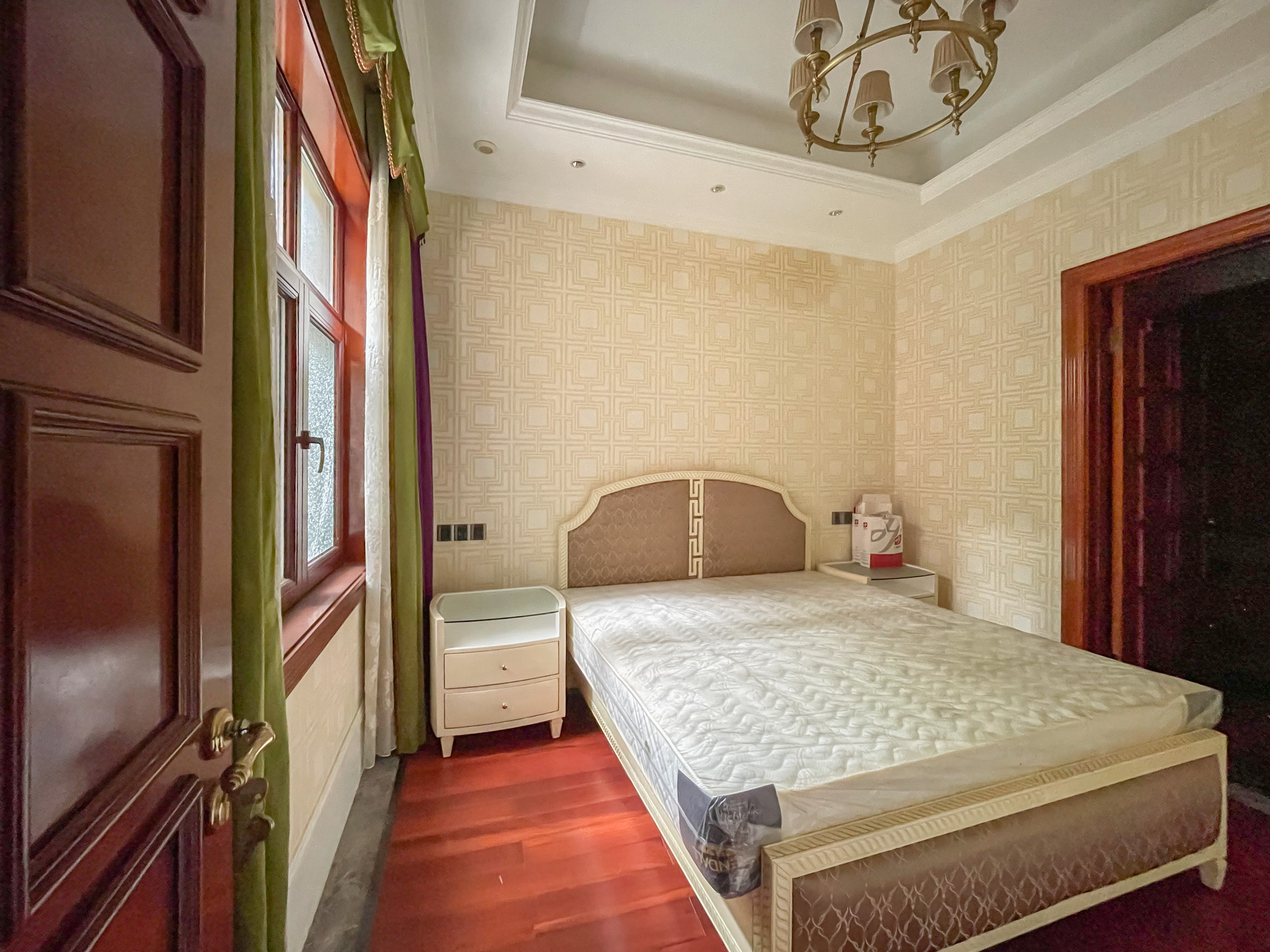 爵世名邸  6室3厅5卫    1100.0万 爵世名邸  6室3厅5卫    1100.0万卧室