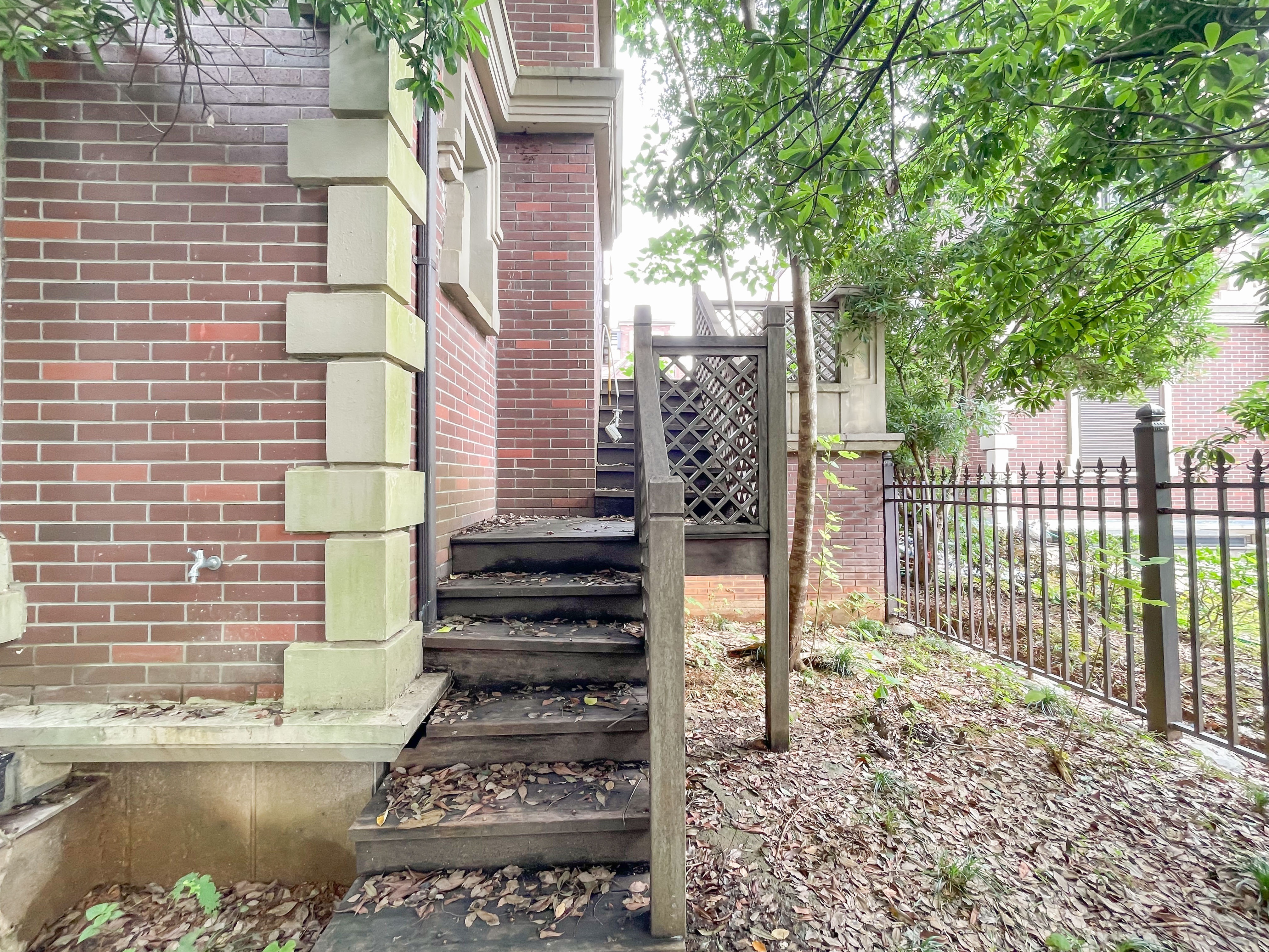 爵世名邸  6室3厅5卫    1100.0万 爵世名邸  6室3厅5卫    1100.0万阳台