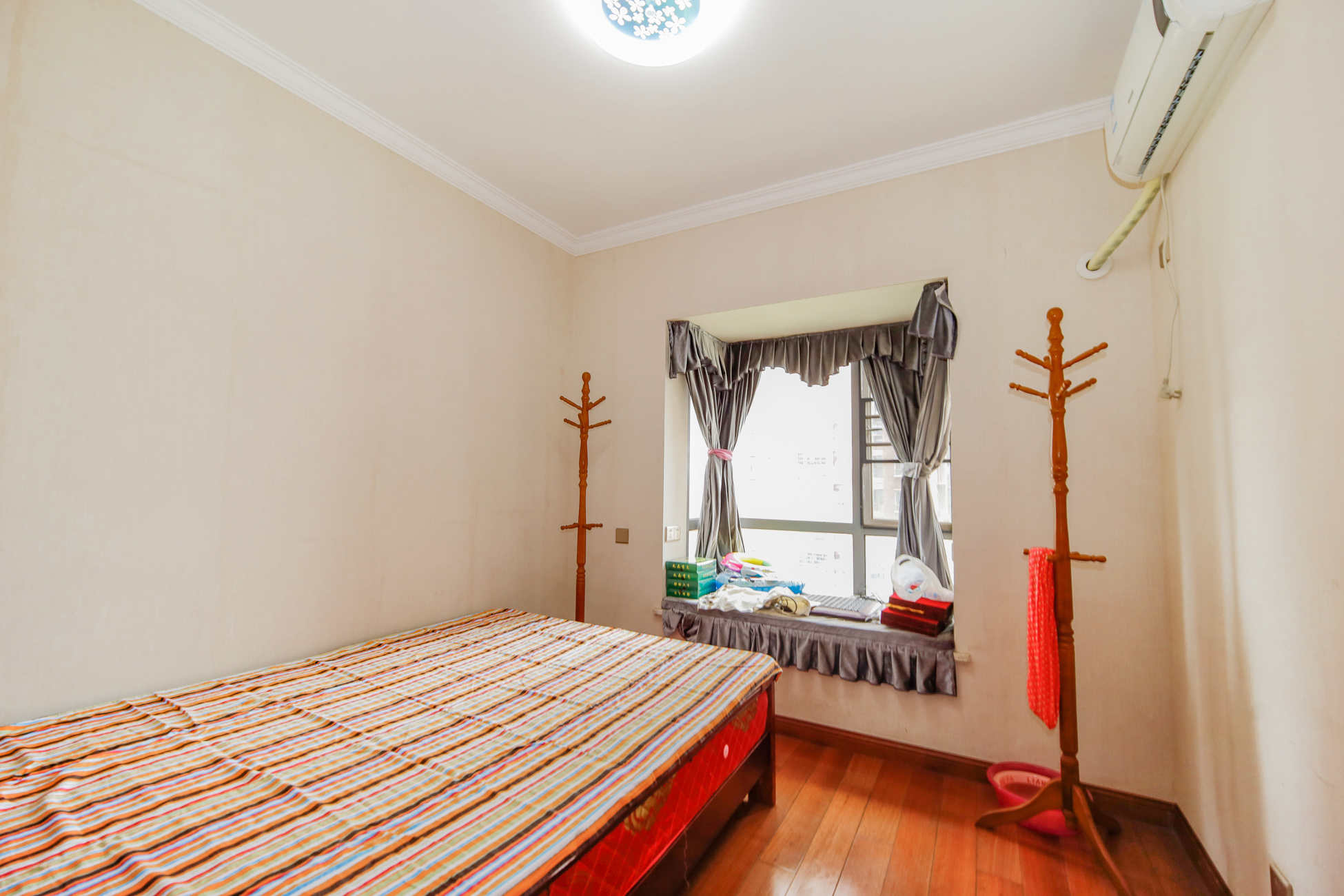 上海城小区  4室2厅1卫    110.0万 上海城小区  4室2厅1卫    110.0万卧室