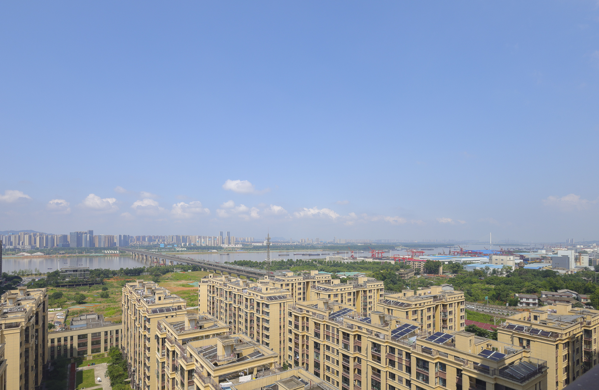 绿地海外滩二期  3室2厅2卫   75.00万其他